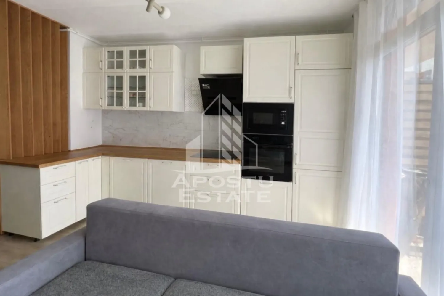 Apartament 3 camere de vanzare, 63 mp utili, Ared Afi - Apostu Estate va ofera spre vanzare un apartament cu 3 camere situat in zona Afi din Arad, ideal pentru o familie sau pentru cei care isi doresc un camin confortabil si modern.
Locuinta este compartimentata practic si dispune de doua dormitoare spatioase, un living luminos open space cu bucataria si un balcon perfect pentru momentele de relaxare.
Apartamentul are doua bai, una dotata cu cada, ideala pentru relaxare dupa o zi lunga, iar cealalta cu dus, oferind confort si functionalitate pentru intreaga familie.
Spatiile sunt bine organizate, iar camerele beneficiaza de lumina naturala pe tot parcursul zilei.
Bucataria open space creeaza o atmosfera primitoare si moderna, fiind locul perfect pentru petrecerea timpului alaturi de cei dragi.
Apartamentul se vinde partial mobilat, ceea ce ofera viitorilor proprietari posibilitatea de a-l personaliza dupa propriul gust.
Este situat intr-o zona apreciata a orasului, cu acces facil la magazine, scoli, mijloace de transport si alte puncte de interes.
O alegere excelenta pentru cei care cauta confort, spatiu si o locatie avantajoasa.
Pentru mai multe informatii sau pentru programarea unei vizionari, nu ezitati sa ne contactati.
ID CP3127657