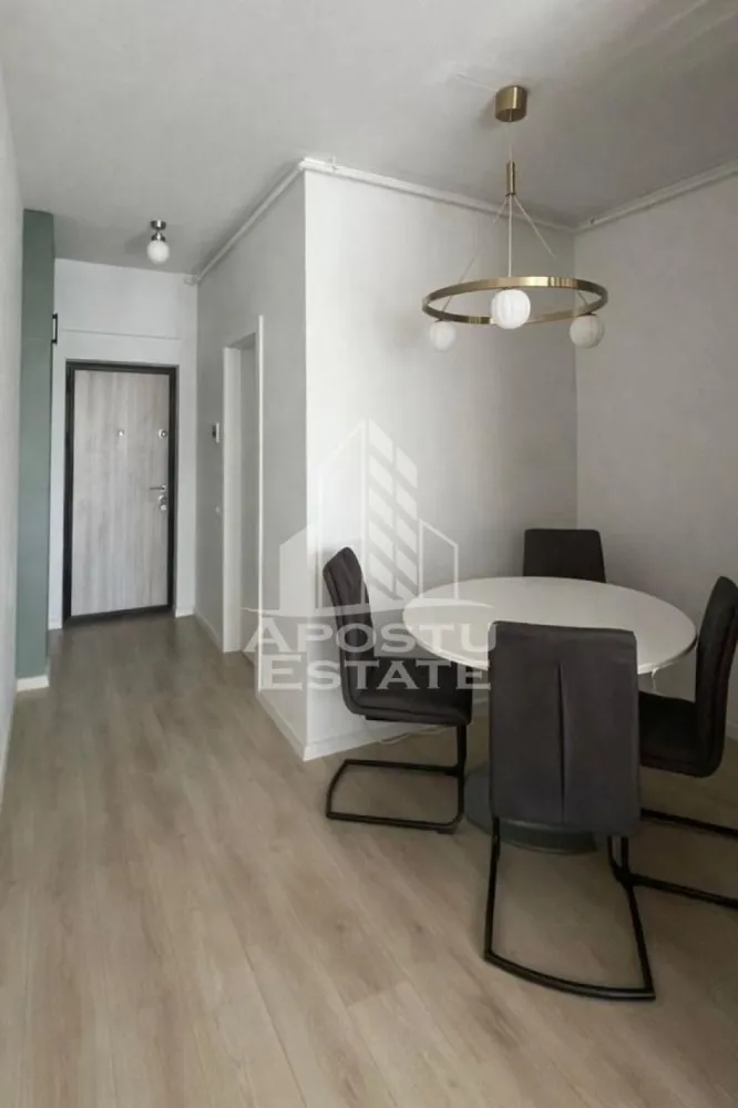 Apartament 3 camere de vanzare, 63 mp utili, Ared Afi - Apostu Estate va ofera spre vanzare un apartament cu 3 camere situat in zona Afi din Arad, ideal pentru o familie sau pentru cei care isi doresc un camin confortabil si modern.
Locuinta este compartimentata practic si dispune de doua dormitoare spatioase, un living luminos open space cu bucataria si un balcon perfect pentru momentele de relaxare.
Apartamentul are doua bai, una dotata cu cada, ideala pentru relaxare dupa o zi lunga, iar cealalta cu dus, oferind confort si functionalitate pentru intreaga familie.
Spatiile sunt bine organizate, iar camerele beneficiaza de lumina naturala pe tot parcursul zilei.
Bucataria open space creeaza o atmosfera primitoare si moderna, fiind locul perfect pentru petrecerea timpului alaturi de cei dragi.
Apartamentul se vinde partial mobilat, ceea ce ofera viitorilor proprietari posibilitatea de a-l personaliza dupa propriul gust.
Este situat intr-o zona apreciata a orasului, cu acces facil la magazine, scoli, mijloace de transport si alte puncte de interes.
O alegere excelenta pentru cei care cauta confort, spatiu si o locatie avantajoasa.
Pentru mai multe informatii sau pentru programarea unei vizionari, nu ezitati sa ne contactati.
ID CP3127657