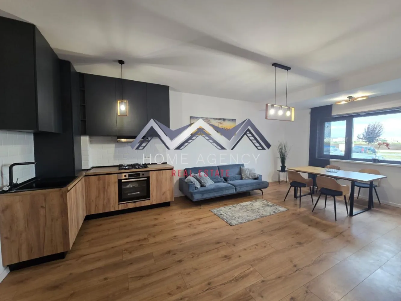 Apartament 2 camere de închiriat – Bloc nou 2023 | 55 mp utili | Loc de parcare - Se oferă spre închiriere un apartament modern cu 2 camere, situat într-un ansamblu rezidențial nou, finalizat în 2023.

Detalii apartament:
Suprafață utilă: 55 mp
Living spațios și luminos
Bucătărie open-space complet utilată: plită, cuptor electric, hotă și frigider
Baie dotată cu cadă și mașină de spălat cu uscător
Balcon
Centrală proprie cu control wireless
Încălzire în pardoseală
Tâmplărie PVC cu geam tripan și profil cu 7 camere, pentru o izolare termică și fonică superioară

Facilități ale complexului:
Spații verzi amenajate
Mai multe locuri de joacă pentru copii
Zonă de barbeque
Două foișoare pentru relaxare
Teren de fotbal
Teren de baschet

Avantaje suplimentare:
Loc de parcare privat inclus în preț, situat chiar în fața apartamentului, lângă balcon
Costuri reduse la întreținere și utilități
Apartament ideal pentru cupluri, familii sau persoane care își doresc confort într-un complex modern și liniștit.

Programează-te acum pentru o vizionare!

Dacă aveți o proprietate de vânzare/închiriere sau sunteți interesați de o proprietate aflată în portofoliul agenției noastre, vă rugăm să ne contactați la numărul de telefon din anunț sau pe adresa de email contact@homeagency.ro.