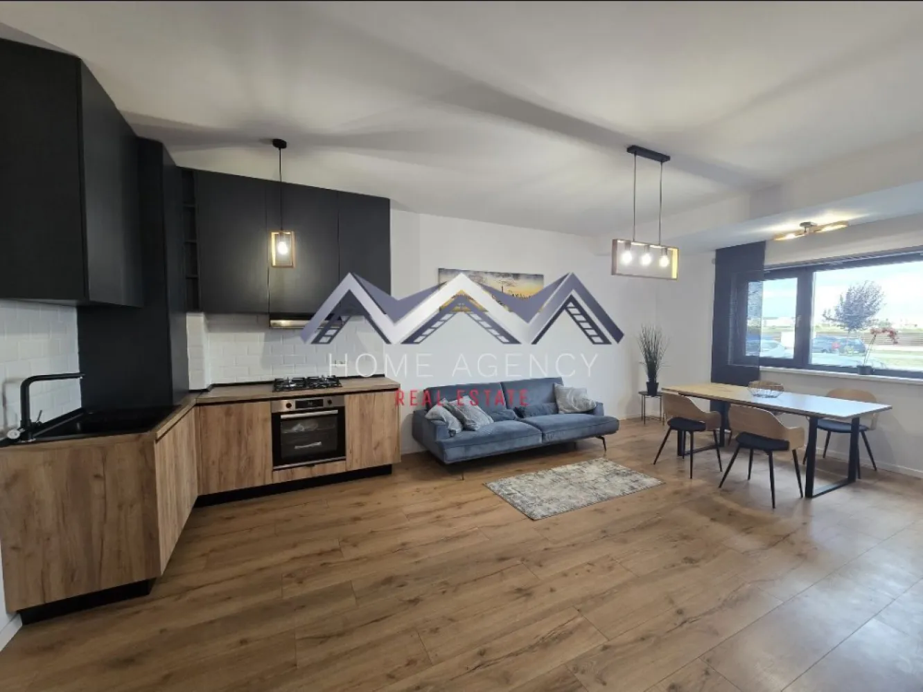 Apartament 2 camere de închiriat – Bloc nou 2023 | 55 mp utili | Loc de parcare - Se oferă spre închiriere un apartament modern cu 2 camere, situat într-un ansamblu rezidențial nou, finalizat în 2023.

Detalii apartament:
Suprafață utilă: 55 mp
Living spațios și luminos
Bucătărie open-space complet utilată: plită, cuptor electric, hotă și frigider
Baie dotată cu cadă și mașină de spălat cu uscător
Balcon
Centrală proprie cu control wireless
Încălzire în pardoseală
Tâmplărie PVC cu geam tripan și profil cu 7 camere, pentru o izolare termică și fonică superioară

Facilități ale complexului:
Spații verzi amenajate
Mai multe locuri de joacă pentru copii
Zonă de barbeque
Două foișoare pentru relaxare
Teren de fotbal
Teren de baschet

Avantaje suplimentare:
Loc de parcare privat inclus în preț, situat chiar în fața apartamentului, lângă balcon
Costuri reduse la întreținere și utilități
Apartament ideal pentru cupluri, familii sau persoane care își doresc confort într-un complex modern și liniștit.

Programează-te acum pentru o vizionare!

Dacă aveți o proprietate de vânzare/închiriere sau sunteți interesați de o proprietate aflată în portofoliul agenției noastre, vă rugăm să ne contactați la numărul de telefon din anunț sau pe adresa de email contact@homeagency.ro.