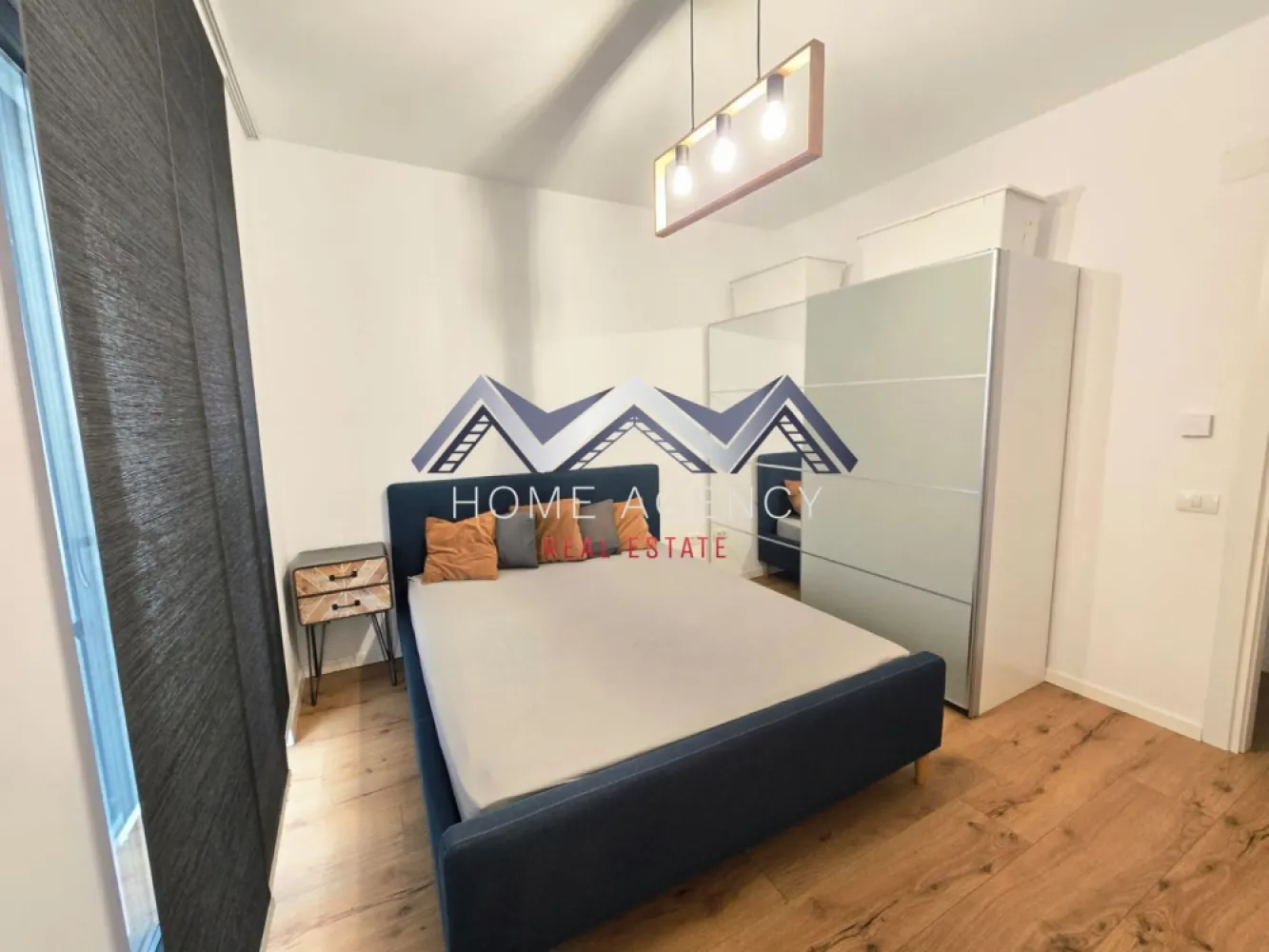 Apartament 2 camere de închiriat – Bloc nou 2023 | 55 mp utili | Loc de parcare - Se oferă spre închiriere un apartament modern cu 2 camere, situat într-un ansamblu rezidențial nou, finalizat în 2023.

Detalii apartament:
Suprafață utilă: 55 mp
Living spațios și luminos
Bucătărie open-space complet utilată: plită, cuptor electric, hotă și frigider
Baie dotată cu cadă și mașină de spălat cu uscător
Balcon
Centrală proprie cu control wireless
Încălzire în pardoseală
Tâmplărie PVC cu geam tripan și profil cu 7 camere, pentru o izolare termică și fonică superioară

Facilități ale complexului:
Spații verzi amenajate
Mai multe locuri de joacă pentru copii
Zonă de barbeque
Două foișoare pentru relaxare
Teren de fotbal
Teren de baschet

Avantaje suplimentare:
Loc de parcare privat inclus în preț, situat chiar în fața apartamentului, lângă balcon
Costuri reduse la întreținere și utilități
Apartament ideal pentru cupluri, familii sau persoane care își doresc confort într-un complex modern și liniștit.

Programează-te acum pentru o vizionare!

Dacă aveți o proprietate de vânzare/închiriere sau sunteți interesați de o proprietate aflată în portofoliul agenției noastre, vă rugăm să ne contactați la numărul de telefon din anunț sau pe adresa de email contact@homeagency.ro.