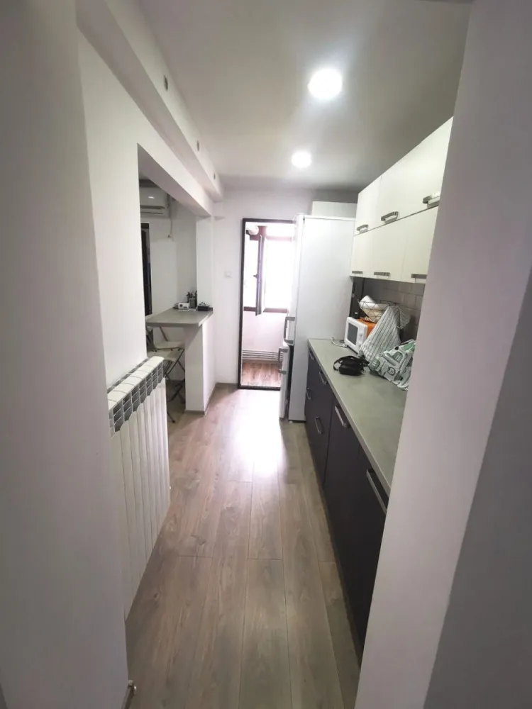 De vanzare apartament 3 camere, micro 39, 76.000 euro negociabil - Apartament 3 camere decomandate de vânzare, situat pe bulevardul Henri Coandă, în apropiere de Kaufland. Locuința este complet renovată, cu instalația electrică și sanitară schimbate, oferind confort și siguranță pe termen lung. Dispune de izolație exterioară și hidroizolație, asigurând eficiență termică ridicată.
Apartamentul este dotat cu tâmplărie modernă cu geam tripan, contorizare separată la apă și centrală termică proprie. Are o suprafață totală de 69 mp și beneficiază de finisaje de calitate superioară.
Se vinde complet mobilat și utilat, fiind pregătit pentru mutare imediată.
Preț: 76.000 € negociabil.
Pentru detalii si programarea unei vizionari 0746.252.252 Liliana Ene.