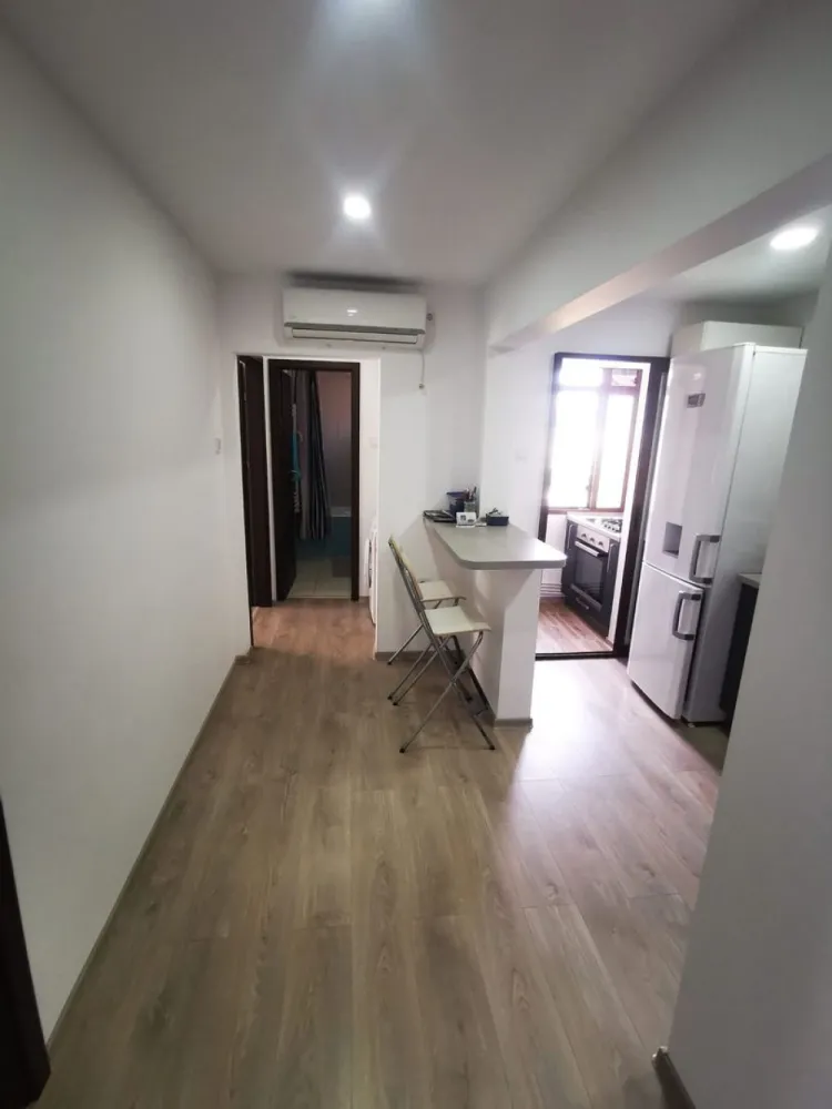 De vanzare apartament 3 camere, micro 39, 76.000 euro negociabil - Apartament 3 camere decomandate de vânzare, situat pe bulevardul Henri Coandă, în apropiere de Kaufland. Locuința este complet renovată, cu instalația electrică și sanitară schimbate, oferind confort și siguranță pe termen lung. Dispune de izolație exterioară și hidroizolație, asigurând eficiență termică ridicată.
Apartamentul este dotat cu tâmplărie modernă cu geam tripan, contorizare separată la apă și centrală termică proprie. Are o suprafață totală de 69 mp și beneficiază de finisaje de calitate superioară.
Se vinde complet mobilat și utilat, fiind pregătit pentru mutare imediată.
Preț: 76.000 € negociabil.
Pentru detalii si programarea unei vizionari 0746.252.252 Liliana Ene.