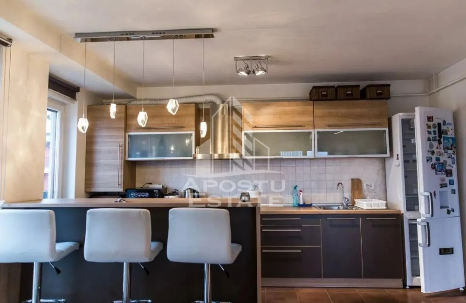 Apartament cu 2 camere, de inchiriat, zona Braytim, Timisoara - Agentia imobiliara APOSTU ESTATE va propune spre inchiriere un apartament cu 2 camere, spatios si luminos, situat in Timisoara, zona Braytim, o zona linistita si bine pozitionata, potrivit pentru cupluri,familii, sau studenti care isi doresc o locuinta unde sa se simta confortabil si cu acces facil catre scoli, statii de autobuz, supermarketuri , magazine de zona, parcuri.

Suprafata utila: 75 mp
Compartimentare eficienta:
-Hol de acces generos.
-Living room luminos cu bucatarie open space.
-Dormitor matrimonial.
-Baie cu cada.

Confort si facilitati:
-Incalzirea apartamentului: Pardoseala, Centrala proprie.
-Apartamentul este complet mobilat si utilat.
- Nu se accepta animale de companie de catre proprietar.

Localizare:
-Timis, Timisoara, zona Braytim – acces facil : Voglio Pizza, Muzeul Apei, Restaurant Zone 2.

Ideal pentru:
-Cupluri.
-Familii.
-Persoane singure.

Disponibilitate: imediata
Pret chirie lunara: 450 euro ( negociabil)
Programeaza o vizionare pentru a-ti putea imagina viitorul aici!
ID intern: CP3127927