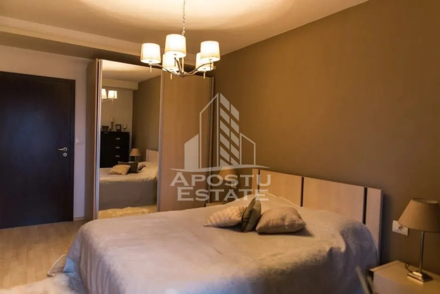 Apartament cu 2 camere, de inchiriat, zona Braytim, Timisoara - Agentia imobiliara APOSTU ESTATE va propune spre inchiriere un apartament cu 2 camere, spatios si luminos, situat in Timisoara, zona Braytim, o zona linistita si bine pozitionata, potrivit pentru cupluri,familii, sau studenti care isi doresc o locuinta unde sa se simta confortabil si cu acces facil catre scoli, statii de autobuz, supermarketuri , magazine de zona, parcuri.

Suprafata utila: 75 mp
Compartimentare eficienta:
-Hol de acces generos.
-Living room luminos cu bucatarie open space.
-Dormitor matrimonial.
-Baie cu cada.

Confort si facilitati:
-Incalzirea apartamentului: Pardoseala, Centrala proprie.
-Apartamentul este complet mobilat si utilat.
- Nu se accepta animale de companie de catre proprietar.

Localizare:
-Timis, Timisoara, zona Braytim – acces facil : Voglio Pizza, Muzeul Apei, Restaurant Zone 2.

Ideal pentru:
-Cupluri.
-Familii.
-Persoane singure.

Disponibilitate: imediata
Pret chirie lunara: 450 euro ( negociabil)
Programeaza o vizionare pentru a-ti putea imagina viitorul aici!
ID intern: CP3127927