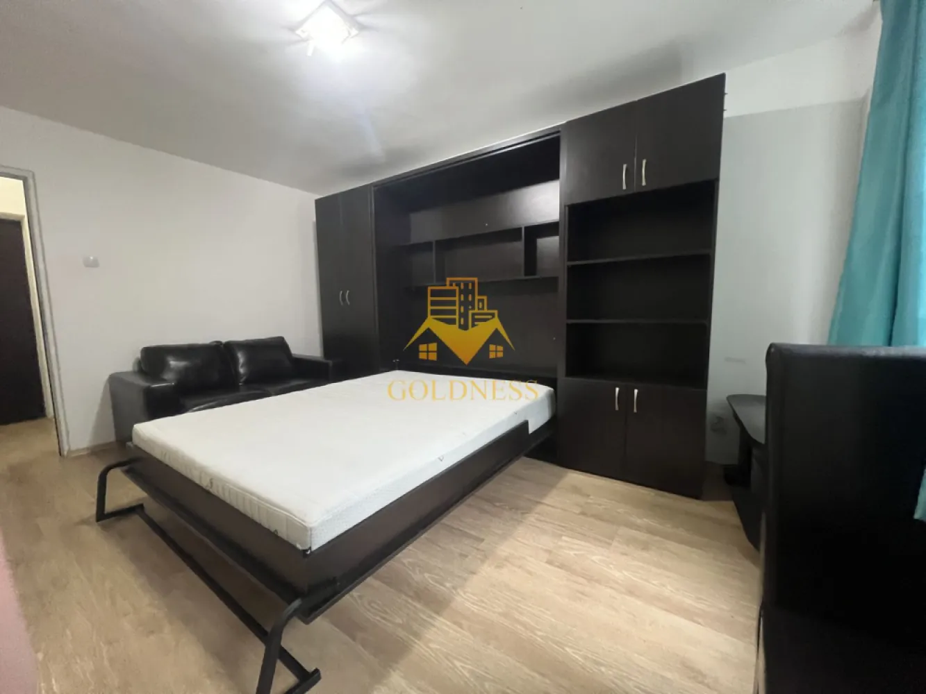 2 camere decomandate, modern, zona Piata Flora, Manastur - GOLDNESS Imobiliare vă propune spre închiriere un apartament cu 2 camere decomandate complet mobilat și utilat, la etajul 2 într-un imobil de 4 etaje, în cartierul Manastur. 
Apartamentul este compartimentat astfel:
 - dormitor cu pat matrimonial, spatiu pentru depozitare, noptiere, comoda tv
 - dormitor cu pat matrimonial, spatiu pentru depozitare, comoda tv
 - bucatarie complet mobilata, ultilata, loc de luat masa
 - baie cu vana, calorifer port prosop inox și dulap pentru depozitare.
 

Imobilul este dotat cu toate cele necesare- centrală proprie, mașină de spălat haine, frigider, plită electrică, hotă, etc. 
Se află în apropierea stațiilor de transport în comun, magazine, restaurante, spații verzi, farmacii, etc. 

Dacă sunteți interesați de acest apartament și doriți să îl vizionați, dar și pentru alte oferte sau detalii nu ezitați să ne contactați telefonic sau prin e-mail - goldnessimobiliare@gmail.com. Vă stăm la dispoziție!
Pentru intermediere se percepe un comision de 50% din prețul chiriei!