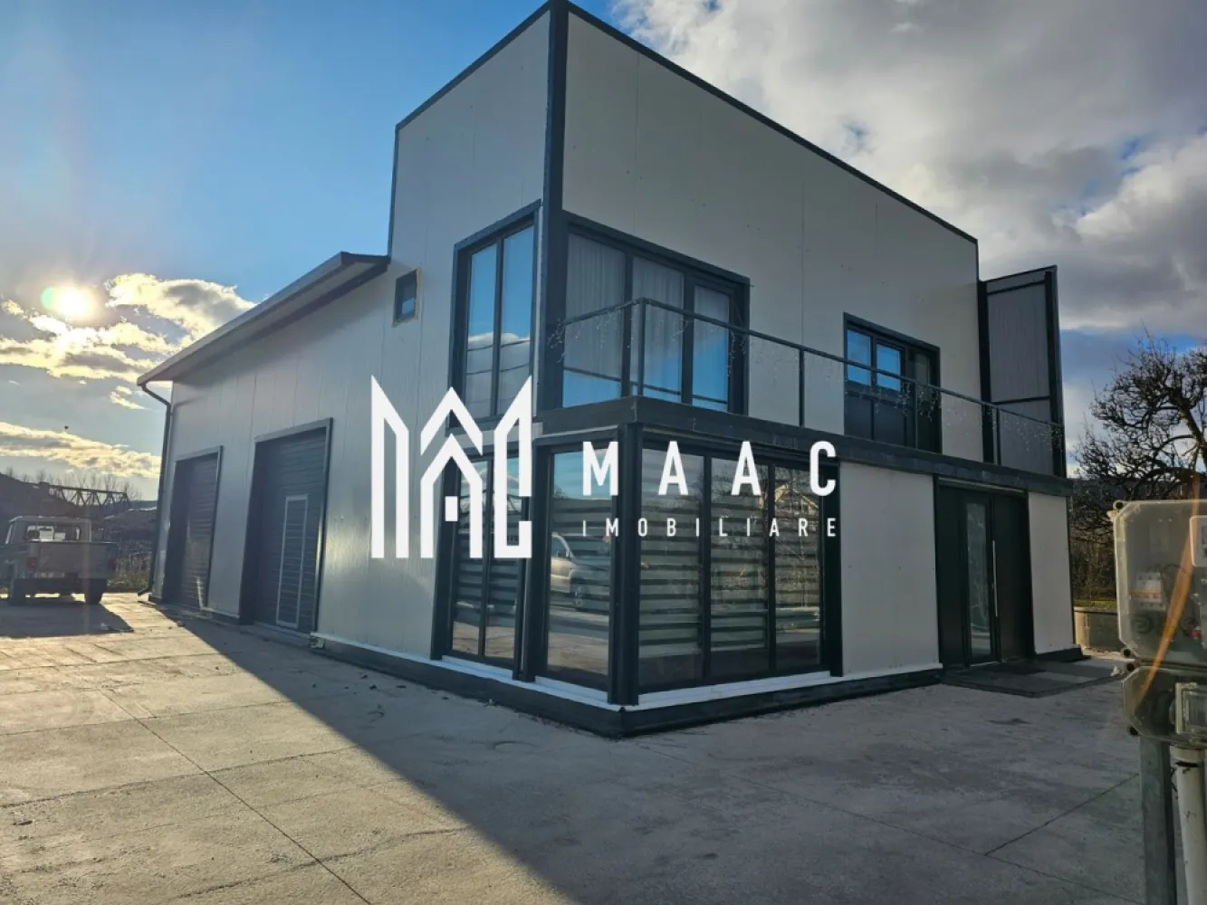 Hala 190 mp | Calea Bucuresti | Investitie - MAAC Imobiliare vă propune spre vânzare o hală nouă, multifuncțională, situată în Râmnicu Vâlcea, pe strada Calea București, în imediata apropiere a reprezentanței Citroën. Proprietatea este ideală pentru desfășurarea oricărui tip de activitate industrială, logistică, comercială sau de producție, beneficiind de o poziționare excelentă și acces facil. Suprafață construită: 190 mp    •   Hală industrială    •   Birou cu suprafața de 50 mp    •   Garsonieră la etaj, complet utilată, cu baie proprie Înălțime interioară hală: 7 m Acces auto: 2 uși de acces cu dimensiunea 3 x 3 Teren aferent: 600 mp, betonat Utilități:    •   Curent trifazic 380 V    •   Apă    •   Canalizare Stare juridică:    •   Imobil intabulat    •   Cadastru realizat    •   Acte perfectate în anul 2025    •   Disponibil imediat Proprietatea oferă flexibilitate ridicată și este pregătită pentru demararea imediată a activității. Localizare excelentă, cu vizibilitate bună și acces facil pentru autovehicule de mare tonaj. Pentru mai multe informații și programarea unei vizionări, contactați MAAC Imobiliare CP2893030 }}