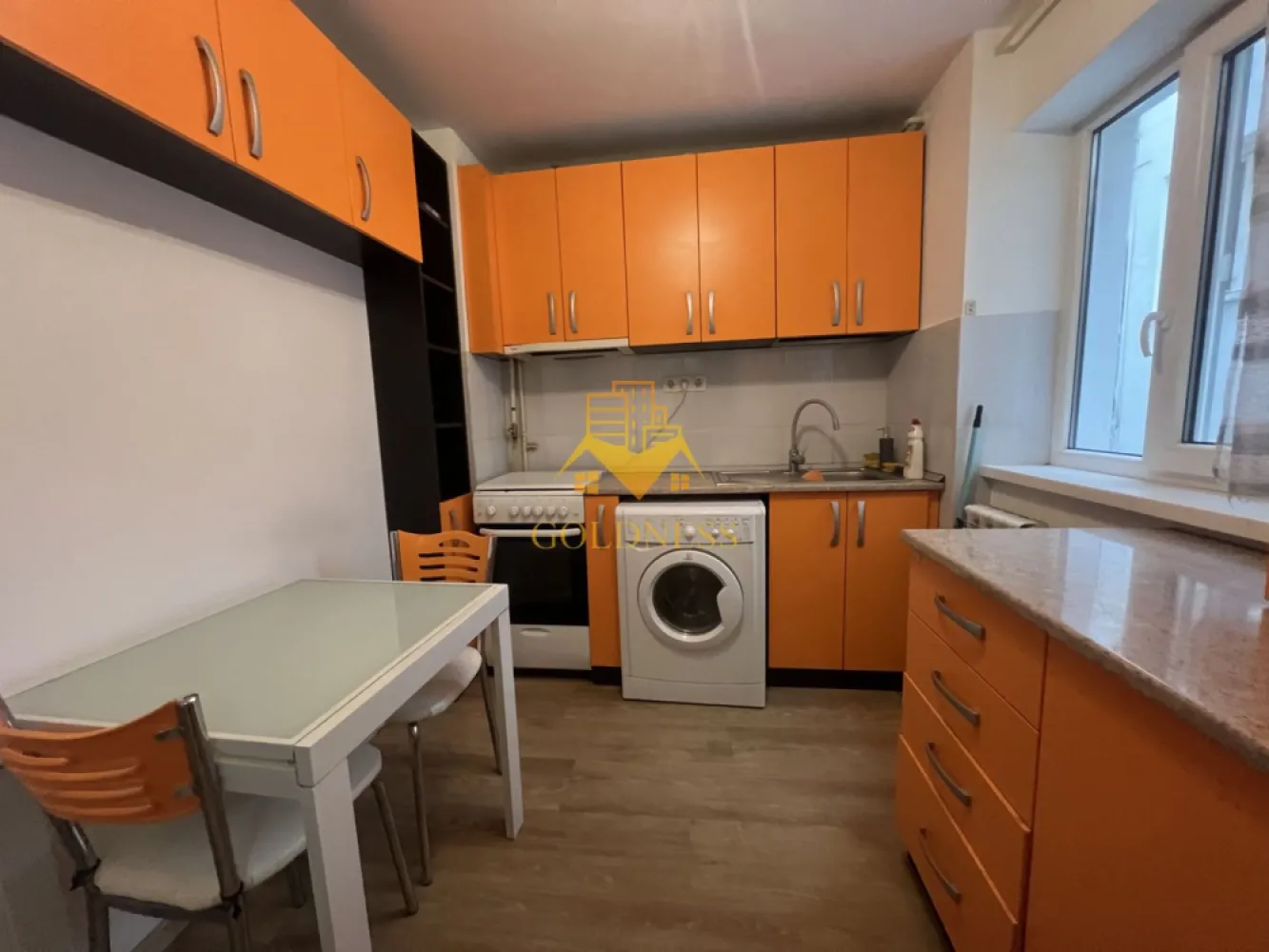 2 camere decomandate, modern, zona Piata Flora, Manastur - GOLDNESS Imobiliare vă propune spre închiriere un apartament cu 2 camere decomandate complet mobilat și utilat, la etajul 2 într-un imobil de 4 etaje, în cartierul Manastur. 
Apartamentul este compartimentat astfel:
 - dormitor cu pat matrimonial, spatiu pentru depozitare, noptiere, comoda tv
 - dormitor cu pat matrimonial, spatiu pentru depozitare, comoda tv
 - bucatarie complet mobilata, ultilata, loc de luat masa
 - baie cu vana, calorifer port prosop inox și dulap pentru depozitare.
 

Imobilul este dotat cu toate cele necesare- centrală proprie, mașină de spălat haine, frigider, plită electrică, hotă, etc. 
Se află în apropierea stațiilor de transport în comun, magazine, restaurante, spații verzi, farmacii, etc. 

Dacă sunteți interesați de acest apartament și doriți să îl vizionați, dar și pentru alte oferte sau detalii nu ezitați să ne contactați telefonic sau prin e-mail - goldnessimobiliare@gmail.com. Vă stăm la dispoziție!
Pentru intermediere se percepe un comision de 50% din prețul chiriei!