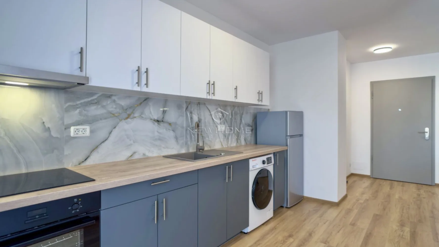 Apartament 2 camere, Zenia, zona Plopilor - New HOME Imobiliare ofera in EXCLUSIVITATE, apartament modern cu 2 camere semidecomandat, situat in ansamblui rezidential ZENIA, cartierul Plopilor. Apartamentul este amplasat la etajul 2 din 7 al unui imobil nou., dotat cu 2 lifturi. Dispune de suprafata utila de 55 mp + terasa de 7 mp. Compus din: hol, living open space impreuna cu bucataria, dormitor, baie. Pentru confortul Dvs. se inchiriaza mobilat/utilat, cum se vede in poze, electrocasnice moderne de calitate, loc de PARCARE subteran la pretul de 50€ pe luna. Avand in vedere poziția si avantajele zonei este una de interes maxim, datorita pozitionarii fiind in apropiere de parcul Central, Cluj Arena, sala Sporturilor, etc. Pentru mai multe informatii si pentru a programa o vizionare, contactati-ne cu incredere!