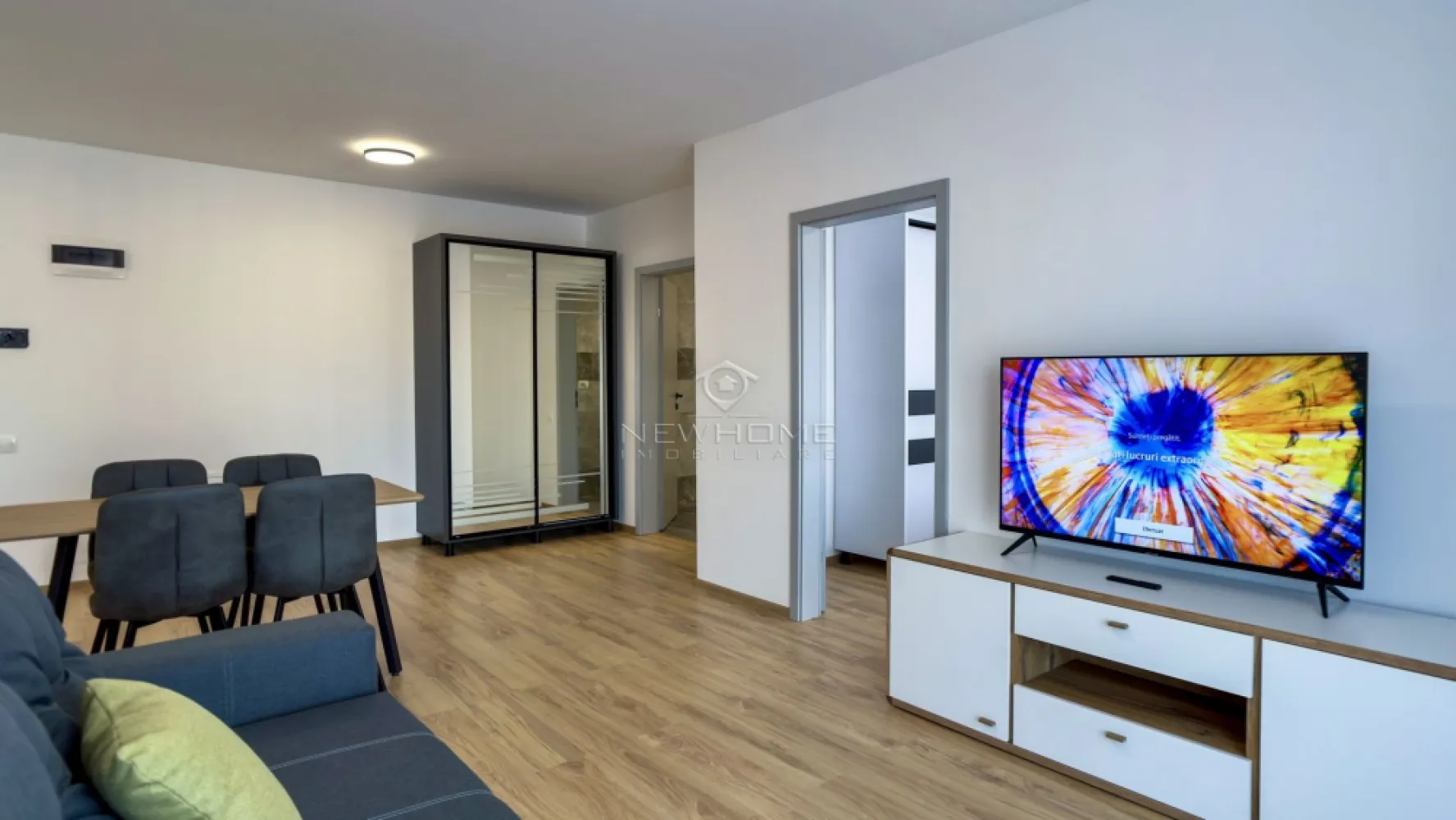 Apartament 2 camere, Zenia, zona Plopilor - New HOME Imobiliare ofera in EXCLUSIVITATE, apartament modern cu 2 camere semidecomandat, situat in ansamblui rezidential ZENIA, cartierul Plopilor. Apartamentul este amplasat la etajul 2 din 7 al unui imobil nou., dotat cu 2 lifturi. Dispune de suprafata utila de 55 mp + terasa de 7 mp. Compus din: hol, living open space impreuna cu bucataria, dormitor, baie. Pentru confortul Dvs. se inchiriaza mobilat/utilat, cum se vede in poze, electrocasnice moderne de calitate, loc de PARCARE subteran la pretul de 50€ pe luna. Avand in vedere poziția si avantajele zonei este una de interes maxim, datorita pozitionarii fiind in apropiere de parcul Central, Cluj Arena, sala Sporturilor, etc. Pentru mai multe informatii si pentru a programa o vizionare, contactati-ne cu incredere!