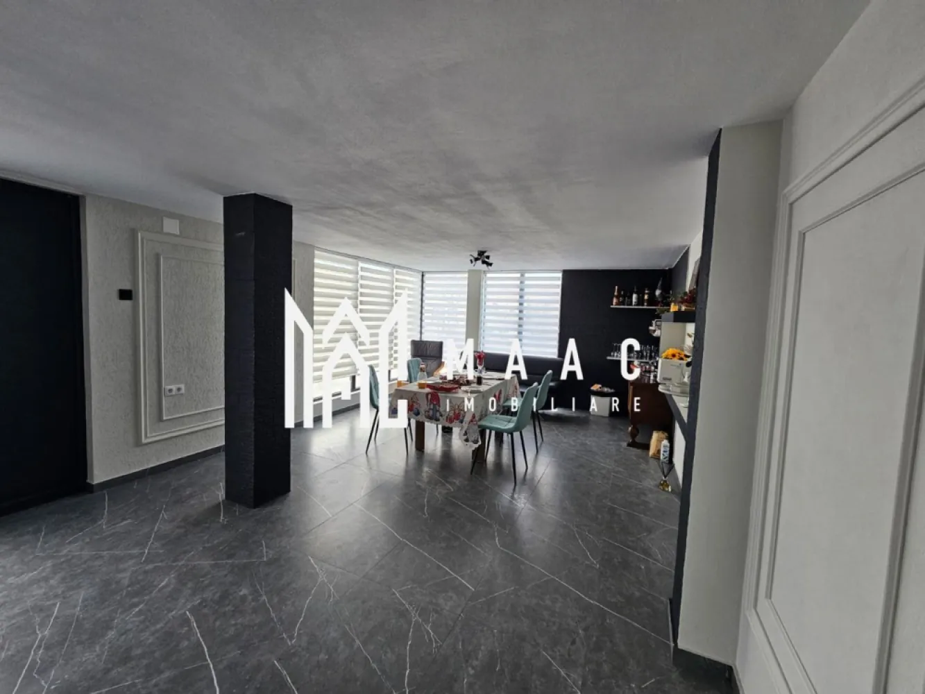 Hala 190 mp | Calea Bucuresti | Investitie - MAAC Imobiliare vă propune spre vânzare o hală nouă, multifuncțională, situată în Râmnicu Vâlcea, pe strada Calea București, în imediata apropiere a reprezentanței Citroën. Proprietatea este ideală pentru desfășurarea oricărui tip de activitate industrială, logistică, comercială sau de producție, beneficiind de o poziționare excelentă și acces facil. Suprafață construită: 190 mp    •   Hală industrială    •   Birou cu suprafața de 50 mp    •   Garsonieră la etaj, complet utilată, cu baie proprie Înălțime interioară hală: 7 m Acces auto: 2 uși de acces cu dimensiunea 3 x 3 Teren aferent: 600 mp, betonat Utilități:    •   Curent trifazic 380 V    •   Apă    •   Canalizare Stare juridică:    •   Imobil intabulat    •   Cadastru realizat    •   Acte perfectate în anul 2025    •   Disponibil imediat Proprietatea oferă flexibilitate ridicată și este pregătită pentru demararea imediată a activității. Localizare excelentă, cu vizibilitate bună și acces facil pentru autovehicule de mare tonaj. Pentru mai multe informații și programarea unei vizionări, contactați MAAC Imobiliare CP2893030 }}