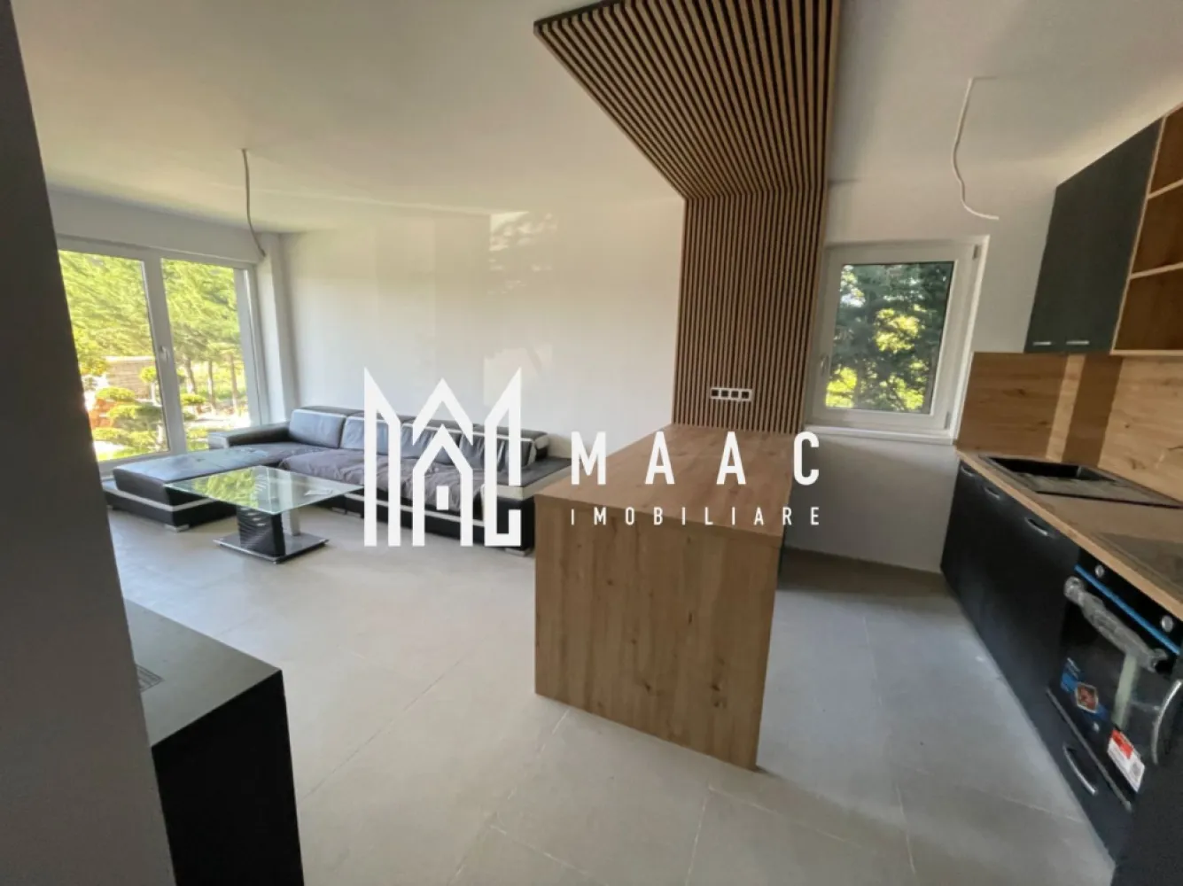 Apartament 3 camere I Grădină 50 mp I Sibiu | Pompă de Caldura - MAAC Imobiliare vă propune spre vânzare un apartament cu 3 camere și grădină proprie, situat în ansamblul rezidențial DaVinci Homes din Cristian, una dintre cele mai apreciate zone rezidențiale din apropierea municipiului Sibiu.

Locuința este amplasată la parter înalt și dispune de o suprafață utilă de 61,4 mp, fiind compartimentată eficient pentru a oferi confort și funcționalitate unei familii moderne.

Compartimentare:
Living cu bucătărie open-space
2 dormitoare
2 băi
Hol
Grădină privată amenajată cu gazon, în suprafață de 50 mp

Avantajele proprietății:
Apartament nou cu 3 camere în Cristian, Sibiu
Grădină proprie de 50 mp
Parter înalt
Vedere panoramică spre Munții Cindrel
Încălzire în pardoseală în toate încăperile
Pompă de căldură individuală pentru fiecare apartament
Costuri reduse de întreținere și eficiență energetică superioară
Tâmplărie PVC premium cu profil de 7 camere
Geamuri tripan cu performanțe ridicate de izolare termică și fonică
Izolație exterioară cu polistiren de 20 cm
Clasă energetică A
Loc de parcare inclus în preț
Posibilitate de achiziție a unui loc de parcare suplimentar pentru 5.000 Euro + TVA

Predarea apartamentului se realizează la stadiul de ALB, la pretul de 99.900 eur + TVA, oferind viitorului proprietar posibilitatea de a-și personaliza finisajele și amenajările interioare conform propriilor preferințe.

Pentru cei care doresc o soluție completă, există și varianta de predare la cheie, disponibilă contra sumei de 10.000 Euro + TVA.

DaVinci Homes este un ansamblu rezidențial modern dezvoltat la intrarea în localitatea Cristian, la doar câteva minute de Sibiu. Complexul se remarcă prin arhitectura contemporană, suprafețele generoase de spații verzi, regimul redus de înălțime și priveliștile spectaculoase către Munții Cindrel. Comunitatea oferă un cadru liniștit, aer curat și acces facil către principalele puncte de interes din Sibiu, fiind o alegere ideală pentru locuire permanentă sau investiție.

Dacă sunteți în căutarea unui apartament cu 3 camere de vânzare în Sibiu, cu grădină proprie, eficiență energetică ridicată și amplasare într-un complex rezidențial premium, această proprietate reprezintă o oportunitate excelentă.

Pentru mai multe informații și programarea unei vizionări, vă rugăm să precizați telefonic că ați văzut anunțul cu CP3118114.