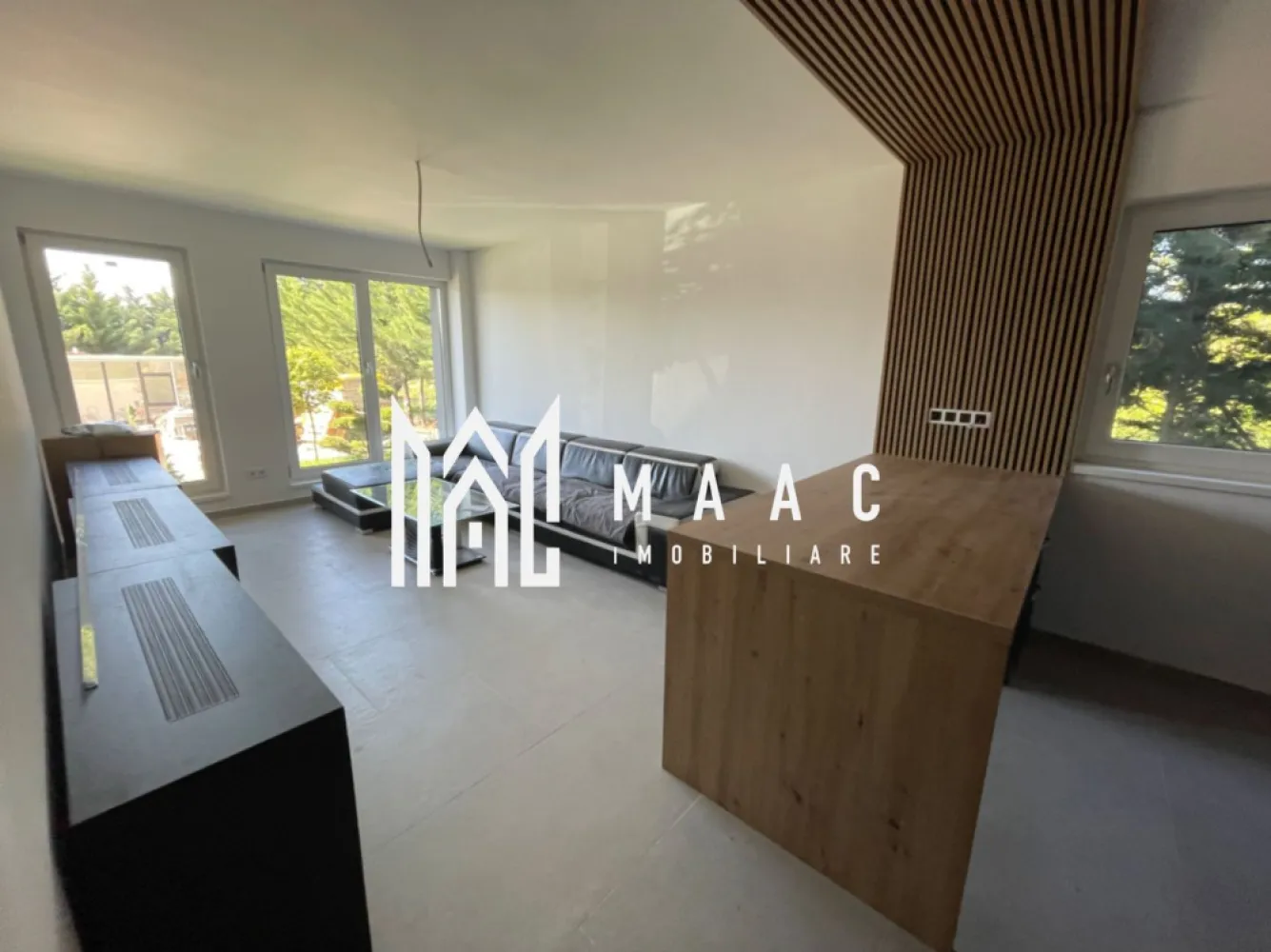 Apartament 3 camere I Grădină 50 mp I Sibiu | Pompă de Caldura - MAAC Imobiliare vă propune spre vânzare un apartament cu 3 camere și grădină proprie, situat în ansamblul rezidențial DaVinci Homes din Cristian, una dintre cele mai apreciate zone rezidențiale din apropierea municipiului Sibiu.

Locuința este amplasată la parter înalt și dispune de o suprafață utilă de 61,4 mp, fiind compartimentată eficient pentru a oferi confort și funcționalitate unei familii moderne.

Compartimentare:
Living cu bucătărie open-space
2 dormitoare
2 băi
Hol
Grădină privată amenajată cu gazon, în suprafață de 50 mp

Avantajele proprietății:
Apartament nou cu 3 camere în Cristian, Sibiu
Grădină proprie de 50 mp
Parter înalt
Vedere panoramică spre Munții Cindrel
Încălzire în pardoseală în toate încăperile
Pompă de căldură individuală pentru fiecare apartament
Costuri reduse de întreținere și eficiență energetică superioară
Tâmplărie PVC premium cu profil de 7 camere
Geamuri tripan cu performanțe ridicate de izolare termică și fonică
Izolație exterioară cu polistiren de 20 cm
Clasă energetică A
Loc de parcare inclus în preț
Posibilitate de achiziție a unui loc de parcare suplimentar pentru 5.000 Euro + TVA

Predarea apartamentului se realizează la stadiul de ALB, la pretul de 99.900 eur + TVA, oferind viitorului proprietar posibilitatea de a-și personaliza finisajele și amenajările interioare conform propriilor preferințe.

Pentru cei care doresc o soluție completă, există și varianta de predare la cheie, disponibilă contra sumei de 10.000 Euro + TVA.

DaVinci Homes este un ansamblu rezidențial modern dezvoltat la intrarea în localitatea Cristian, la doar câteva minute de Sibiu. Complexul se remarcă prin arhitectura contemporană, suprafețele generoase de spații verzi, regimul redus de înălțime și priveliștile spectaculoase către Munții Cindrel. Comunitatea oferă un cadru liniștit, aer curat și acces facil către principalele puncte de interes din Sibiu, fiind o alegere ideală pentru locuire permanentă sau investiție.

Dacă sunteți în căutarea unui apartament cu 3 camere de vânzare în Sibiu, cu grădină proprie, eficiență energetică ridicată și amplasare într-un complex rezidențial premium, această proprietate reprezintă o oportunitate excelentă.

Pentru mai multe informații și programarea unei vizionări, vă rugăm să precizați telefonic că ați văzut anunțul cu CP3118114.