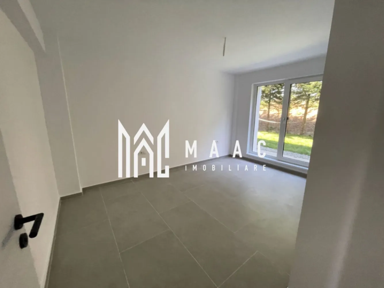 Apartament 3 camere cu Terasa I Etaj 1 I Sibiu | Pompă de Caldura - MAAC Imobiliare vă propune spre vânzare un apartament cu 3 camere și terasă, situat la etajul 1 al unui imobil modern din cadrul ansamblului rezidențial DaVinci Homes Cristian, una dintre cele mai căutate zone rezidențiale din apropierea municipiului Sibiu.

Apartamentul are o suprafață utilă de 61,4 mp și beneficiază de o compartimentare eficientă, fiind ideal atât pentru locuință proprie, cât și pentru investiție.

Compartimentare:

Living cu bucătărie open-space
2 dormitoare
2 băi
Hol
Terasă de 7 mp

Avantajele proprietății:

Apartament nou cu 3 camere în Cristian, Sibiu
Amplasat la etajul 1
Terasă de 7 mp cu acces din zona de zi
Vedere panoramică spre Munții Cindrel
Luminozitate naturală excelentă datorită orientării și suprafețelor vitrate generoase
Încălzire în pardoseală în toate încăperile
Pompă de căldură individuală pentru fiecare apartament
Costuri reduse de întreținere și eficiență energetică ridicată
Tâmplărie PVC premium cu profil de 7 camere
Geamuri tripan cu performanțe superioare de izolare termică și fonică
Izolație exterioară cu polistiren de 20 cm
Clasă energetică A
Loc de parcare inclus în preț
Posibilitate de achiziție a unui loc de parcare suplimentar pentru 5.000 Euro + TVA

Apartamentul se predă la stadiul de ALB, la pretul de 89.900 eur + TVA oferind viitorului proprietar libertatea de a-și alege finisajele și de a amenaja locuința conform propriului stil și preferințelor personale.

Opțional, proprietatea poate fi predată la cheie pentru un cost suplimentar de 10.000 Euro + TVA.

Despre DaVinci Homes Cristian

DaVinci Homes este un ansamblu rezidențial modern, apreciat pentru arhitectura sa contemporană, calitatea construcțiilor și conceptul orientat către confort și spații verzi. Complexul beneficiază de alei pietonale generoase, zone verzi extinse, trafic redus și priveliști deosebite către Munții Cindrel. Amplasarea strategică permite acces rapid către municipiul Sibiu și principalele zone de interes, oferind în același timp liniștea și aerul curat specifice localității Cristian.

Dacă sunteți în căutarea unui apartament nou cu 3 camere de vânzare în Sibiu, cu terasă, eficiență energetică ridicată și amplasare într-un complex rezidențial premium, această proprietate reprezintă o alegere excelentă.

Pentru mai multe informații și programarea unei vizionări, vă rugăm să precizați telefonic că ați văzut anunțul cu CP3126365.