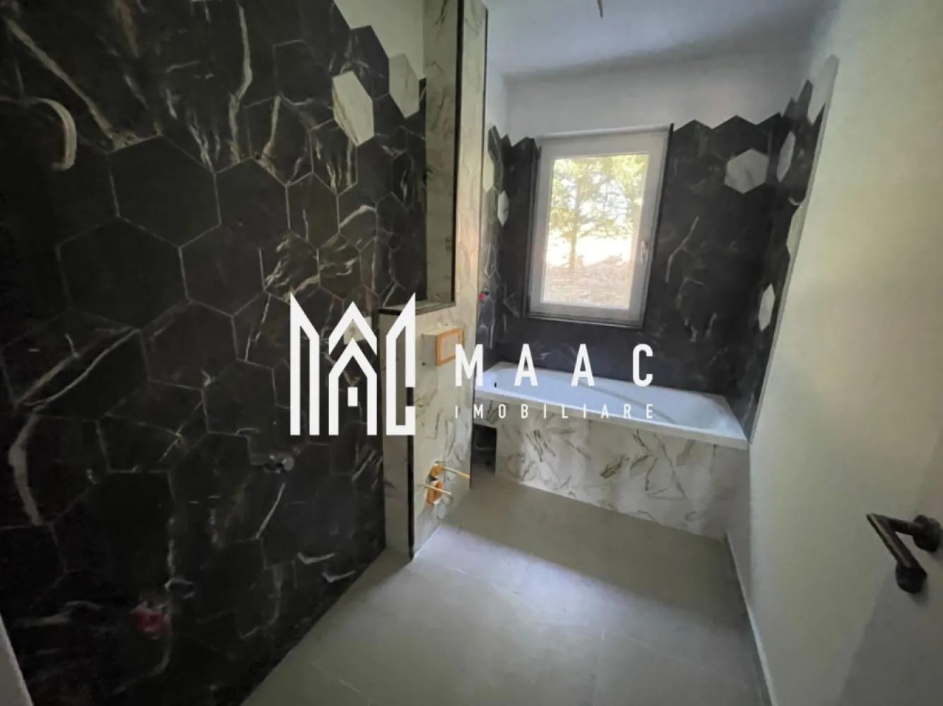 Apartament 3 camere cu Terasa I Etaj 1 I Sibiu | Pompă de Caldura - MAAC Imobiliare vă propune spre vânzare un apartament cu 3 camere și terasă, situat la etajul 1 al unui imobil modern din cadrul ansamblului rezidențial DaVinci Homes Cristian, una dintre cele mai căutate zone rezidențiale din apropierea municipiului Sibiu.

Apartamentul are o suprafață utilă de 61,4 mp și beneficiază de o compartimentare eficientă, fiind ideal atât pentru locuință proprie, cât și pentru investiție.

Compartimentare:

Living cu bucătărie open-space
2 dormitoare
2 băi
Hol
Terasă de 7 mp

Avantajele proprietății:

Apartament nou cu 3 camere în Cristian, Sibiu
Amplasat la etajul 1
Terasă de 7 mp cu acces din zona de zi
Vedere panoramică spre Munții Cindrel
Luminozitate naturală excelentă datorită orientării și suprafețelor vitrate generoase
Încălzire în pardoseală în toate încăperile
Pompă de căldură individuală pentru fiecare apartament
Costuri reduse de întreținere și eficiență energetică ridicată
Tâmplărie PVC premium cu profil de 7 camere
Geamuri tripan cu performanțe superioare de izolare termică și fonică
Izolație exterioară cu polistiren de 20 cm
Clasă energetică A
Loc de parcare inclus în preț
Posibilitate de achiziție a unui loc de parcare suplimentar pentru 5.000 Euro + TVA

Apartamentul se predă la stadiul de ALB, la pretul de 89.900 eur + TVA oferind viitorului proprietar libertatea de a-și alege finisajele și de a amenaja locuința conform propriului stil și preferințelor personale.

Opțional, proprietatea poate fi predată la cheie pentru un cost suplimentar de 10.000 Euro + TVA.

Despre DaVinci Homes Cristian

DaVinci Homes este un ansamblu rezidențial modern, apreciat pentru arhitectura sa contemporană, calitatea construcțiilor și conceptul orientat către confort și spații verzi. Complexul beneficiază de alei pietonale generoase, zone verzi extinse, trafic redus și priveliști deosebite către Munții Cindrel. Amplasarea strategică permite acces rapid către municipiul Sibiu și principalele zone de interes, oferind în același timp liniștea și aerul curat specifice localității Cristian.

Dacă sunteți în căutarea unui apartament nou cu 3 camere de vânzare în Sibiu, cu terasă, eficiență energetică ridicată și amplasare într-un complex rezidențial premium, această proprietate reprezintă o alegere excelentă.

Pentru mai multe informații și programarea unei vizionări, vă rugăm să precizați telefonic că ați văzut anunțul cu CP3126365.