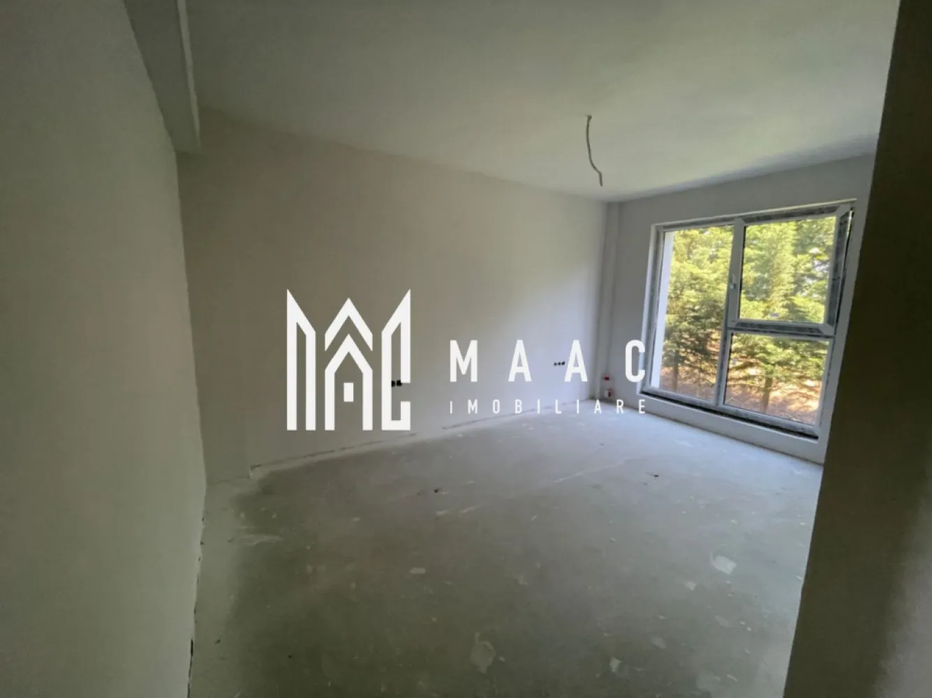 Apartament 3 camere cu Terasa I Etaj 1 I Sibiu | Pompă de Caldura - MAAC Imobiliare vă propune spre vânzare un apartament cu 3 camere și terasă, situat la etajul 1 al unui imobil modern din cadrul ansamblului rezidențial DaVinci Homes Cristian, una dintre cele mai căutate zone rezidențiale din apropierea municipiului Sibiu.

Apartamentul are o suprafață utilă de 61,4 mp și beneficiază de o compartimentare eficientă, fiind ideal atât pentru locuință proprie, cât și pentru investiție.

Compartimentare:

Living cu bucătărie open-space
2 dormitoare
2 băi
Hol
Terasă de 7 mp

Avantajele proprietății:

Apartament nou cu 3 camere în Cristian, Sibiu
Amplasat la etajul 1
Terasă de 7 mp cu acces din zona de zi
Vedere panoramică spre Munții Cindrel
Luminozitate naturală excelentă datorită orientării și suprafețelor vitrate generoase
Încălzire în pardoseală în toate încăperile
Pompă de căldură individuală pentru fiecare apartament
Costuri reduse de întreținere și eficiență energetică ridicată
Tâmplărie PVC premium cu profil de 7 camere
Geamuri tripan cu performanțe superioare de izolare termică și fonică
Izolație exterioară cu polistiren de 20 cm
Clasă energetică A
Loc de parcare inclus în preț
Posibilitate de achiziție a unui loc de parcare suplimentar pentru 5.000 Euro + TVA

Apartamentul se predă la stadiul de ALB, la pretul de 89.900 eur + TVA oferind viitorului proprietar libertatea de a-și alege finisajele și de a amenaja locuința conform propriului stil și preferințelor personale.

Opțional, proprietatea poate fi predată la cheie pentru un cost suplimentar de 10.000 Euro + TVA.

Despre DaVinci Homes Cristian

DaVinci Homes este un ansamblu rezidențial modern, apreciat pentru arhitectura sa contemporană, calitatea construcțiilor și conceptul orientat către confort și spații verzi. Complexul beneficiază de alei pietonale generoase, zone verzi extinse, trafic redus și priveliști deosebite către Munții Cindrel. Amplasarea strategică permite acces rapid către municipiul Sibiu și principalele zone de interes, oferind în același timp liniștea și aerul curat specifice localității Cristian.

Dacă sunteți în căutarea unui apartament nou cu 3 camere de vânzare în Sibiu, cu terasă, eficiență energetică ridicată și amplasare într-un complex rezidențial premium, această proprietate reprezintă o alegere excelentă.

Pentru mai multe informații și programarea unei vizionări, vă rugăm să precizați telefonic că ați văzut anunțul cu CP3126365.