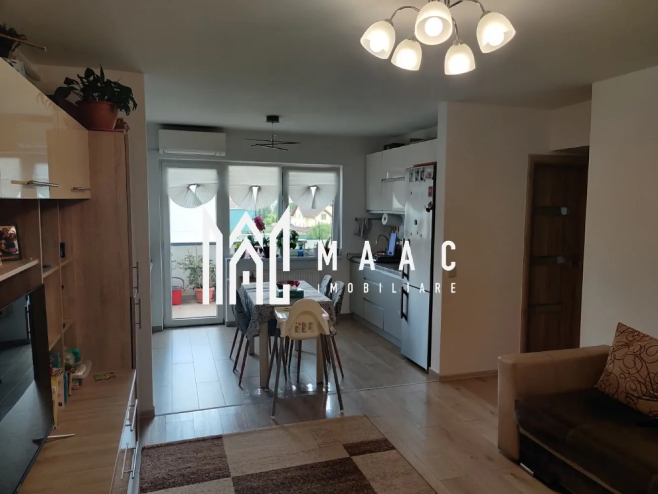 Apartament 3 camere | 60 mp | Decomandat | Calea surii mici - MAAC Imobiliare vă propune spre vânzare un apartament modern, complet mobilat, situat într-un imobil cu regim de înălțime P+4, dotat cu lift.

Locuința are o suprafață utilă de 60 mp și este compartimentată eficient în 3 camere, oferind un echilibru optim între confort și funcționalitate. Apartamentul este amplasat la etajul 3, beneficiind de lumină naturală pe tot parcursul zilei.

Proprietatea dispune de două balcoane, ideale pentru relaxare sau spații de depozitare suplimentare, precum și de geam la baie, un detaliu important pentru aerisire naturală și confort sporit.

Se vinde complet mobilat, cu un design modern, fiind pregătit pentru mutare imediată sau pentru valorificare în scop investițional.

În preț este inclus și un loc de parcare, oferind un avantaj semnificativ într-o zonă urbană.

Pentru mai multe detalii sau programarea unei vizionări, vă stăm la dispoziție. Va rugam specificati CP3127828