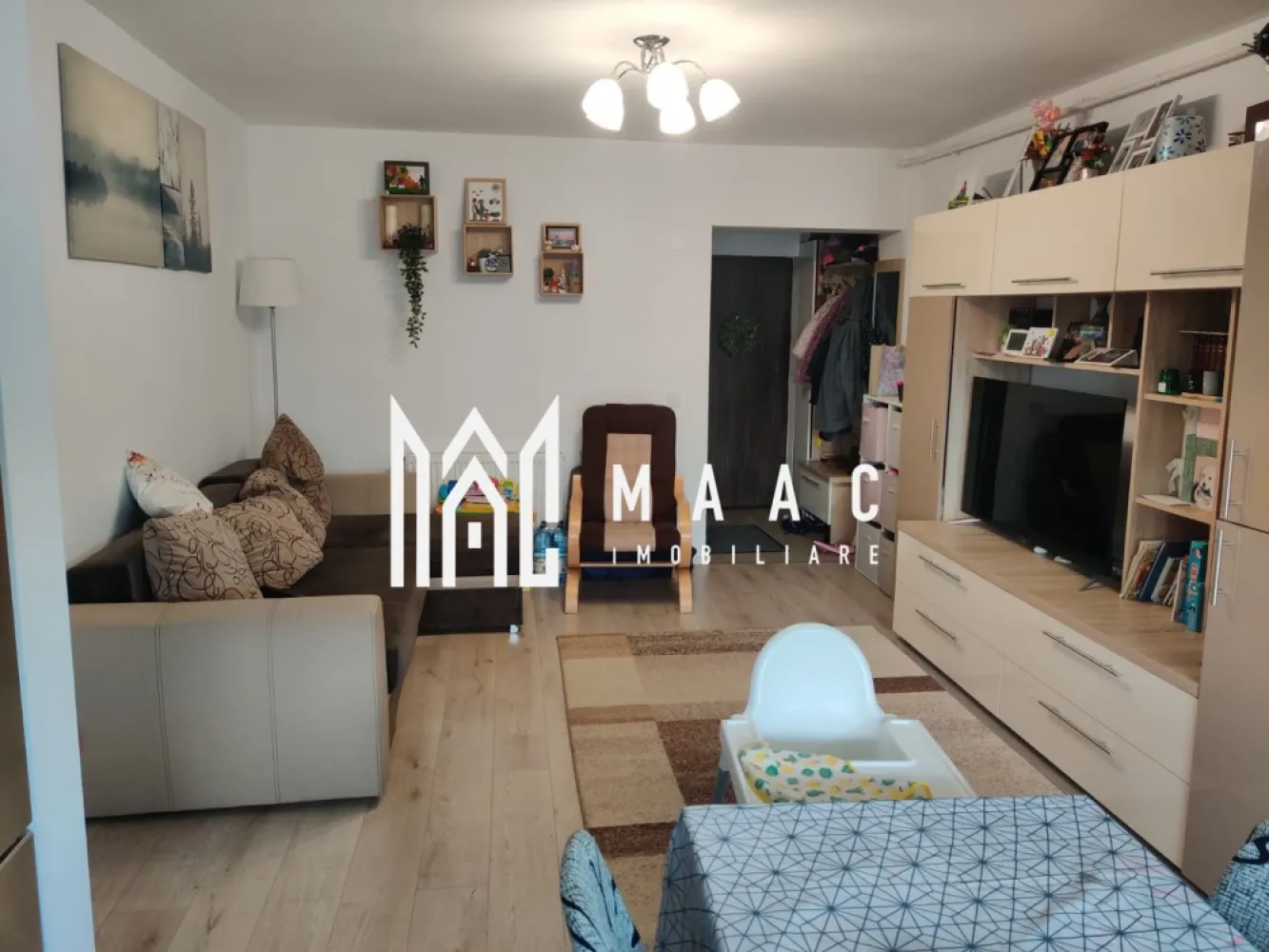 Apartament 3 camere | 60 mp | Decomandat | Calea surii mici - MAAC Imobiliare vă propune spre vânzare un apartament modern, complet mobilat, situat într-un imobil cu regim de înălțime P+4, dotat cu lift.

Locuința are o suprafață utilă de 60 mp și este compartimentată eficient în 3 camere, oferind un echilibru optim între confort și funcționalitate. Apartamentul este amplasat la etajul 3, beneficiind de lumină naturală pe tot parcursul zilei.

Proprietatea dispune de două balcoane, ideale pentru relaxare sau spații de depozitare suplimentare, precum și de geam la baie, un detaliu important pentru aerisire naturală și confort sporit.

Se vinde complet mobilat, cu un design modern, fiind pregătit pentru mutare imediată sau pentru valorificare în scop investițional.

În preț este inclus și un loc de parcare, oferind un avantaj semnificativ într-o zonă urbană.

Pentru mai multe detalii sau programarea unei vizionări, vă stăm la dispoziție. Va rugam specificati CP3127828