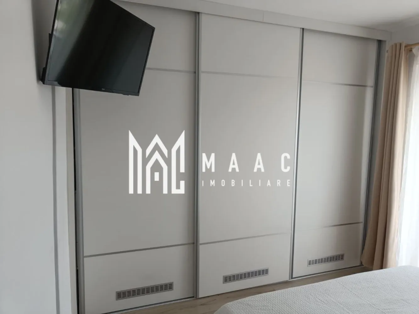 Apartament 3 camere | 60 mp | Decomandat | Calea surii mici - MAAC Imobiliare vă propune spre vânzare un apartament modern, complet mobilat, situat într-un imobil cu regim de înălțime P+4, dotat cu lift.

Locuința are o suprafață utilă de 60 mp și este compartimentată eficient în 3 camere, oferind un echilibru optim între confort și funcționalitate. Apartamentul este amplasat la etajul 3, beneficiind de lumină naturală pe tot parcursul zilei.

Proprietatea dispune de două balcoane, ideale pentru relaxare sau spații de depozitare suplimentare, precum și de geam la baie, un detaliu important pentru aerisire naturală și confort sporit.

Se vinde complet mobilat, cu un design modern, fiind pregătit pentru mutare imediată sau pentru valorificare în scop investițional.

În preț este inclus și un loc de parcare, oferind un avantaj semnificativ într-o zonă urbană.

Pentru mai multe detalii sau programarea unei vizionări, vă stăm la dispoziție. Va rugam specificati CP3127828