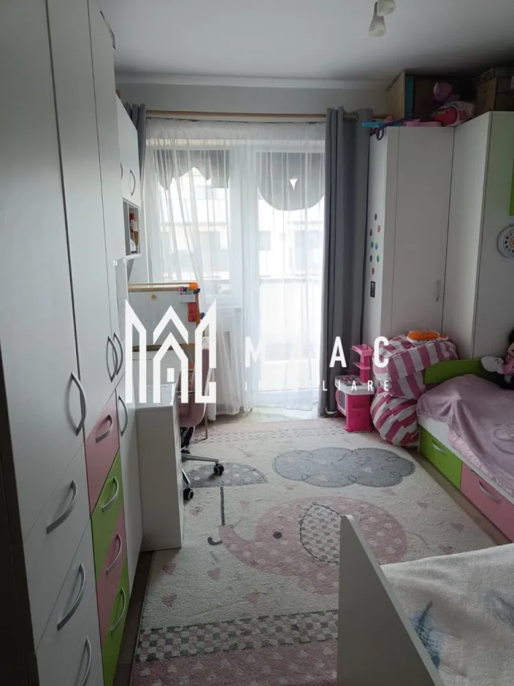 Apartament 3 camere | 60 mp | Decomandat | Calea surii mici - MAAC Imobiliare vă propune spre vânzare un apartament modern, complet mobilat, situat într-un imobil cu regim de înălțime P+4, dotat cu lift.

Locuința are o suprafață utilă de 60 mp și este compartimentată eficient în 3 camere, oferind un echilibru optim între confort și funcționalitate. Apartamentul este amplasat la etajul 3, beneficiind de lumină naturală pe tot parcursul zilei.

Proprietatea dispune de două balcoane, ideale pentru relaxare sau spații de depozitare suplimentare, precum și de geam la baie, un detaliu important pentru aerisire naturală și confort sporit.

Se vinde complet mobilat, cu un design modern, fiind pregătit pentru mutare imediată sau pentru valorificare în scop investițional.

În preț este inclus și un loc de parcare, oferind un avantaj semnificativ într-o zonă urbană.

Pentru mai multe detalii sau programarea unei vizionări, vă stăm la dispoziție. Va rugam specificati CP3127828