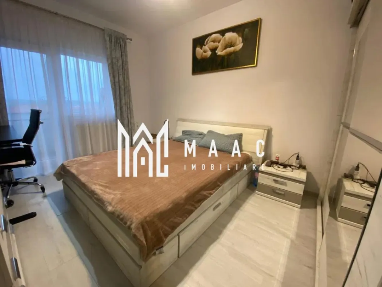 Apartament 3 camere I Etaj 3 I Zona Tineretului - MAAC Imobiliare vă propune spre închiriere un apartament decomandat, situat în zona Tineretului, într-o zonă liniștită, cu acces rapid către principalele artere ale orașului.

Compartimentare funcțională:
Living spațiu luminos, ideal pentru relaxare și socializare.
Două dormitoare confortabile, perfecte pentru odihnă sau amenajare birou/dormitor copil.
Bucătărie inchisa cu cămară integrată – spațiu de depozitare eficient.
2 bai dotate cu toate utilitățile necesare.
Hol cu dressing încăpător și cuier.
Balcon ideale pentru relaxare sau depozitare suplimentară.
Loc de parcare privat inclus în preț – confort și siguranță.

Nu sunt acceptate animale de companie.

Pentru mai multe detalii și pentru programarea unei vizionări, vă rugăm să specificați ID-ul anunțului: CP3125449