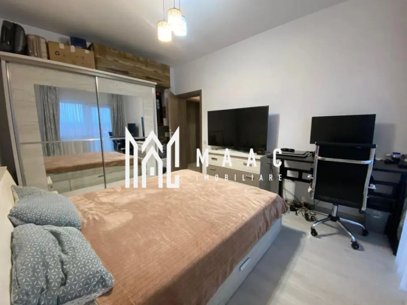 Apartament 3 camere I Etaj 3 I Zona Tineretului - MAAC Imobiliare vă propune spre închiriere un apartament decomandat, situat în zona Tineretului, într-o zonă liniștită, cu acces rapid către principalele artere ale orașului.

Compartimentare funcțională:
Living spațiu luminos, ideal pentru relaxare și socializare.
Două dormitoare confortabile, perfecte pentru odihnă sau amenajare birou/dormitor copil.
Bucătărie inchisa cu cămară integrată – spațiu de depozitare eficient.
2 bai dotate cu toate utilitățile necesare.
Hol cu dressing încăpător și cuier.
Balcon ideale pentru relaxare sau depozitare suplimentară.
Loc de parcare privat inclus în preț – confort și siguranță.

Nu sunt acceptate animale de companie.

Pentru mai multe detalii și pentru programarea unei vizionări, vă rugăm să specificați ID-ul anunțului: CP3125449