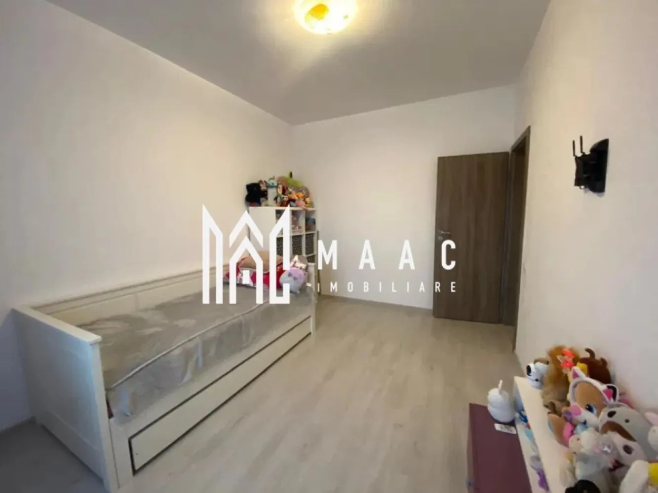 Apartament 3 camere I Etaj 3 I Zona Tineretului - MAAC Imobiliare vă propune spre închiriere un apartament decomandat, situat în zona Tineretului, într-o zonă liniștită, cu acces rapid către principalele artere ale orașului.

Compartimentare funcțională:
Living spațiu luminos, ideal pentru relaxare și socializare.
Două dormitoare confortabile, perfecte pentru odihnă sau amenajare birou/dormitor copil.
Bucătărie inchisa cu cămară integrată – spațiu de depozitare eficient.
2 bai dotate cu toate utilitățile necesare.
Hol cu dressing încăpător și cuier.
Balcon ideale pentru relaxare sau depozitare suplimentară.
Loc de parcare privat inclus în preț – confort și siguranță.

Nu sunt acceptate animale de companie.

Pentru mai multe detalii și pentru programarea unei vizionări, vă rugăm să specificați ID-ul anunțului: CP3125449