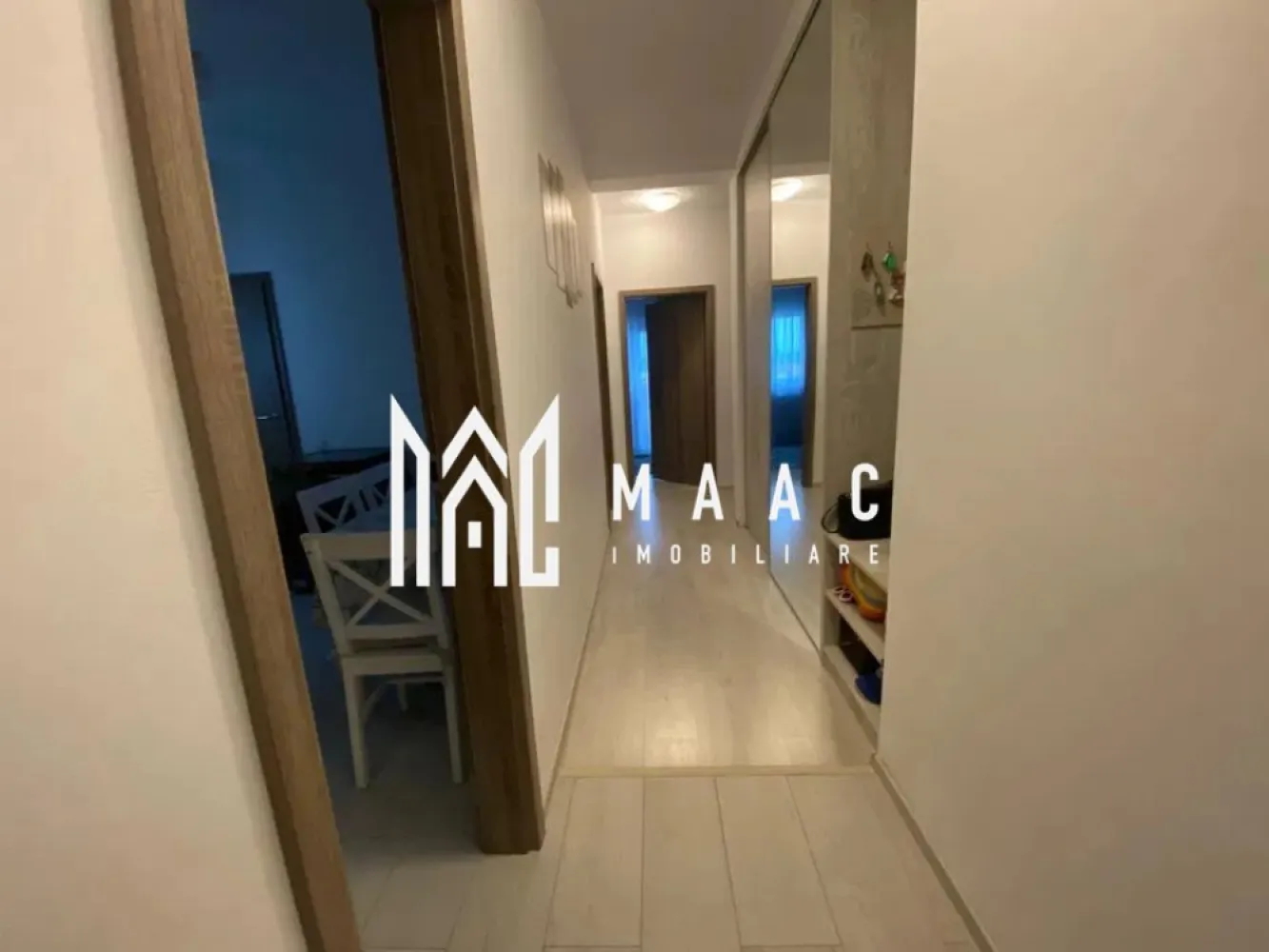 Apartament 3 camere I Etaj 3 I Zona Tineretului - MAAC Imobiliare vă propune spre închiriere un apartament decomandat, situat în zona Tineretului, într-o zonă liniștită, cu acces rapid către principalele artere ale orașului.

Compartimentare funcțională:
Living spațiu luminos, ideal pentru relaxare și socializare.
Două dormitoare confortabile, perfecte pentru odihnă sau amenajare birou/dormitor copil.
Bucătărie inchisa cu cămară integrată – spațiu de depozitare eficient.
2 bai dotate cu toate utilitățile necesare.
Hol cu dressing încăpător și cuier.
Balcon ideale pentru relaxare sau depozitare suplimentară.
Loc de parcare privat inclus în preț – confort și siguranță.

Nu sunt acceptate animale de companie.

Pentru mai multe detalii și pentru programarea unei vizionări, vă rugăm să specificați ID-ul anunțului: CP3125449