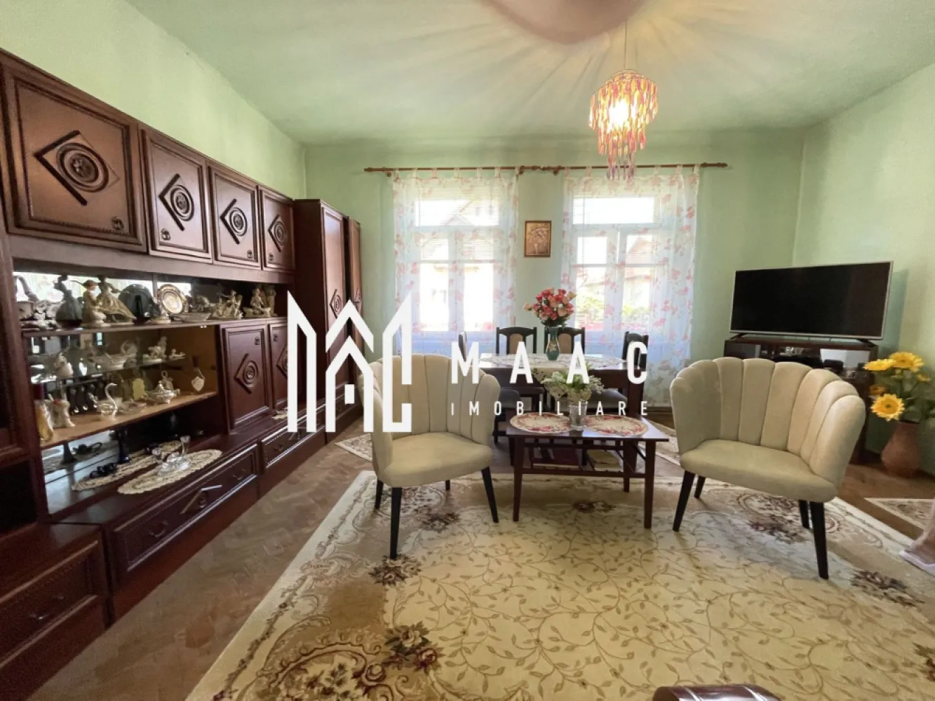 Casa Individuala | Teren 578 MP | Acces Auto | Hipodrom II - MAAC Imobiliare vă propune spre vânzare o casă individuală situată într-o zonă centrală și liniștită din Sibiu, ideală pentru cei care își doresc acces rapid către oraș, dar și intimitate.

Proprietatea este amplasată pe un teren de 578 mp și beneficiază de aproximativ 450 mp curte liberă, oferind suficient spațiu pentru relaxare, grădină sau amenajare exterioară.

Casa are o suprafață utilă de 110 mp și este compartimentată eficient, fiind potrivită atât pentru locuință familială, cât și pentru investiție.

Detalii proprietate:

Suprafață teren: 578 mp
Curte liberă: aproximativ 450 mp
Suprafață utilă: 110 mp
Regim de înălțime: Subsol + Parter + Mansardă
4 camere
3 dormitoare
2 băi
1 bucătării
Terasă
Panouri solare

Compartimentarea proprietății este practică și funcțională, oferind spații bine organizate și luminoase, ideale pentru confortul unei familii.

Datorită amplasării și a terenului generos, proprietatea reprezintă o oportunitate ideală atât pentru locuire, cât și pentru investiție pe termen lung.

Pentru mai multe detalii sau pentru programarea unei vizionări, vă rugăm să ne contactați în legătură cu acest anunț ID: CP2903415