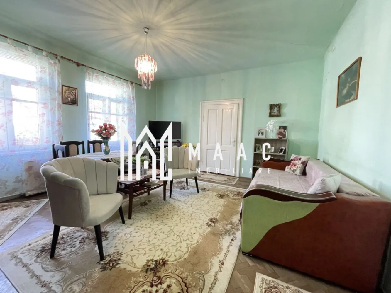 Casa Individuala | Teren 578 MP | Acces Auto | Hipodrom II - MAAC Imobiliare vă propune spre vânzare o casă individuală situată într-o zonă centrală și liniștită din Sibiu, ideală pentru cei care își doresc acces rapid către oraș, dar și intimitate.

Proprietatea este amplasată pe un teren de 578 mp și beneficiază de aproximativ 450 mp curte liberă, oferind suficient spațiu pentru relaxare, grădină sau amenajare exterioară.

Casa are o suprafață utilă de 110 mp și este compartimentată eficient, fiind potrivită atât pentru locuință familială, cât și pentru investiție.

Detalii proprietate:

Suprafață teren: 578 mp
Curte liberă: aproximativ 450 mp
Suprafață utilă: 110 mp
Regim de înălțime: Subsol + Parter + Mansardă
4 camere
3 dormitoare
2 băi
1 bucătării
Terasă
Panouri solare

Compartimentarea proprietății este practică și funcțională, oferind spații bine organizate și luminoase, ideale pentru confortul unei familii.

Datorită amplasării și a terenului generos, proprietatea reprezintă o oportunitate ideală atât pentru locuire, cât și pentru investiție pe termen lung.

Pentru mai multe detalii sau pentru programarea unei vizionări, vă rugăm să ne contactați în legătură cu acest anunț ID: CP2903415