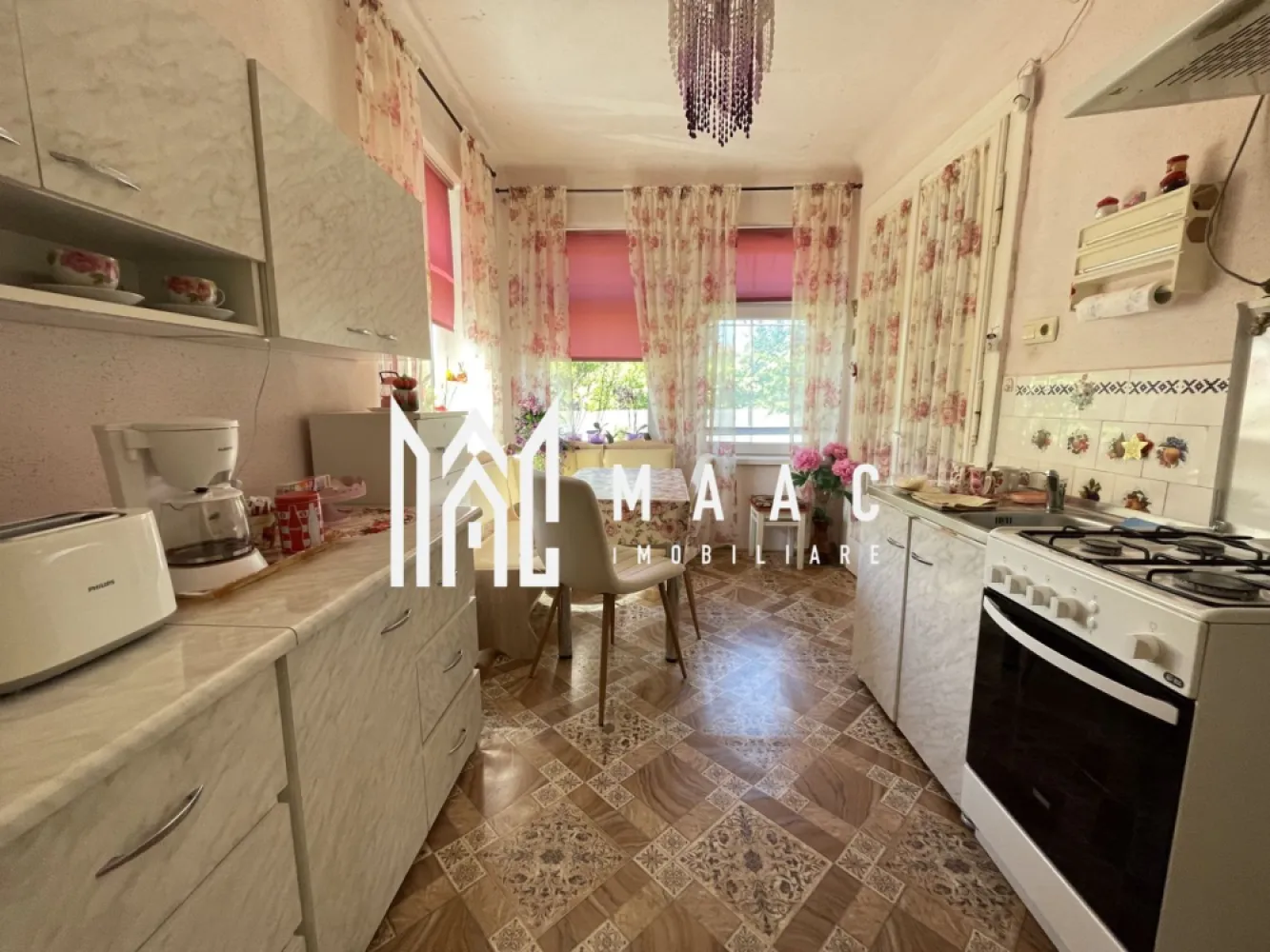 Casa Individuala | Teren 578 MP | Acces Auto | Hipodrom II - MAAC Imobiliare vă propune spre vânzare o casă individuală situată într-o zonă centrală și liniștită din Sibiu, ideală pentru cei care își doresc acces rapid către oraș, dar și intimitate.

Proprietatea este amplasată pe un teren de 578 mp și beneficiază de aproximativ 450 mp curte liberă, oferind suficient spațiu pentru relaxare, grădină sau amenajare exterioară.

Casa are o suprafață utilă de 110 mp și este compartimentată eficient, fiind potrivită atât pentru locuință familială, cât și pentru investiție.

Detalii proprietate:

Suprafață teren: 578 mp
Curte liberă: aproximativ 450 mp
Suprafață utilă: 110 mp
Regim de înălțime: Subsol + Parter + Mansardă
4 camere
3 dormitoare
2 băi
1 bucătării
Terasă
Panouri solare

Compartimentarea proprietății este practică și funcțională, oferind spații bine organizate și luminoase, ideale pentru confortul unei familii.

Datorită amplasării și a terenului generos, proprietatea reprezintă o oportunitate ideală atât pentru locuire, cât și pentru investiție pe termen lung.

Pentru mai multe detalii sau pentru programarea unei vizionări, vă rugăm să ne contactați în legătură cu acest anunț ID: CP2903415
