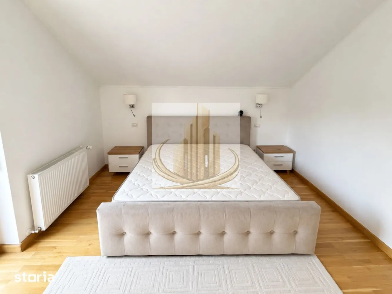 Duplex complet renovat | 154 mp | Panouri fotovoltaice | Dumbravita - Echipa Grand Mobilis Imobiliare vă propune spre vânzare o proprietate deosebită, situată într-una dintre cele mai apreciate zone din Dumbrăvița, ideală pentru familiile care își doresc confort, intimitate și acces rapid către toate facilitățile importante ale orașului.

Construită în anul 2008 și renovată complet în anul 2024, această locuință impresionează prin finisajele moderne, materialele de calitate și atenția acordată fiecărui detaliu. Proprietatea este pregătită pentru mutare imediată și se vinde complet mobilată și utilată.

Casa este dispusă pe Parter + Etaj + Mansardă, având o suprafață utilă de aproximativ 154 mp și un teren de 297 mp, oferind spațiu generos pentru întreaga familie.

Compartimentarea este practică și eficientă:

Parter:

living luminos cu zonă de dining;
bucătărie complet mobilată și utilată;
baie;
cameră tehnică;
hol;
garaj cu acces direct în locuință.

Etaj:

3 dormitoare;
2 băi;
2 dressinguri;
2 balcoane.

Mansardă:

spațiu multifuncțional ideal pentru birou, dormitor, hobby room sau cameră de relaxare;
spații suplimentare de depozitare.

Unul dintre punctele forte ale proprietății este terasa generoasă de aproximativ 30-35 mp, amenajată special pentru petrecerea timpului în aer liber alături de familie și prieteni. Curtea este frumos amenajată, beneficiind de gard viu matur care oferă intimitate, iluminat ambiental și multiple zone dedicate relaxării.

Totodată, proprietatea dispune de toate pregătirile necesare pentru amenajarea unei bucătării de vară, utilitățile fiind deja trase în zona curții.

Confortul este completat de numeroase dotări premium:

sistem fotovoltaic de 6,6 kW, cu costuri foarte reduse la energia electrică;
centrală Buderus;
aparate de climatizare Daikin pe toate nivelurile;
pardoseli din lemn masiv de stejar;
tâmplărie termoizolantă de calitate;
rulouri exterioare, atât electrice, cât și manuale, pentru un plus de confort, intimitate și protecție termică;
sistem de alarmă și supraveghere video;
poartă și ușă de garaj automatizate;
3 locuri de parcare (2 în curte și 1 în garaj).

În prezent, proprietatea dispune de fosă septică, însă există posibilitatea branșării la rețeaua de canalizare, infrastructura fiind deja disponibilă la stradă.

Poziționarea reprezintă un alt avantaj major. Casa este situată într-o zonă liniștită, exclusiv de case, dar foarte bine conectată, având în imediata apropiere:

școli și grădinițe;
magazine și supermarketuri;
restaurante și cafenele;
mijloace de transport în comun;
acces rapid către IKEA și zona Calea Aradului;
conexiuni facile către principalele puncte de interes ale orașului.

O proprietate care îmbină perfect confortul unei locuințe moderne, eficiența energetică și intimitatea unei case cu grădină, fiind alegerea ideală pentru o familie care își dorește să se bucure de spațiu, liniște și calitate. 

Pentru mai multe detalii sau programarea unei vizionari, echipa Grand Mobilis Imobiliare va sta la dispozitie! 
ID Intern: CP3127720