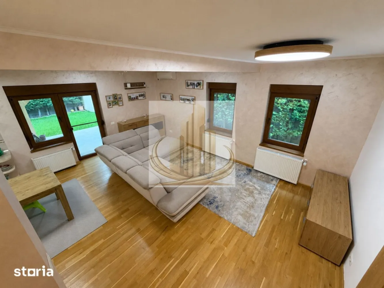 Duplex complet renovat | 154 mp | Panouri fotovoltaice | Dumbravita - Echipa Grand Mobilis Imobiliare vă propune spre vânzare o proprietate deosebită, situată într-una dintre cele mai apreciate zone din Dumbrăvița, ideală pentru familiile care își doresc confort, intimitate și acces rapid către toate facilitățile importante ale orașului.

Construită în anul 2008 și renovată complet în anul 2024, această locuință impresionează prin finisajele moderne, materialele de calitate și atenția acordată fiecărui detaliu. Proprietatea este pregătită pentru mutare imediată și se vinde complet mobilată și utilată.

Casa este dispusă pe Parter + Etaj + Mansardă, având o suprafață utilă de aproximativ 154 mp și un teren de 297 mp, oferind spațiu generos pentru întreaga familie.

Compartimentarea este practică și eficientă:

Parter:

living luminos cu zonă de dining;
bucătărie complet mobilată și utilată;
baie;
cameră tehnică;
hol;
garaj cu acces direct în locuință.

Etaj:

3 dormitoare;
2 băi;
2 dressinguri;
2 balcoane.

Mansardă:

spațiu multifuncțional ideal pentru birou, dormitor, hobby room sau cameră de relaxare;
spații suplimentare de depozitare.

Unul dintre punctele forte ale proprietății este terasa generoasă de aproximativ 30-35 mp, amenajată special pentru petrecerea timpului în aer liber alături de familie și prieteni. Curtea este frumos amenajată, beneficiind de gard viu matur care oferă intimitate, iluminat ambiental și multiple zone dedicate relaxării.

Totodată, proprietatea dispune de toate pregătirile necesare pentru amenajarea unei bucătării de vară, utilitățile fiind deja trase în zona curții.

Confortul este completat de numeroase dotări premium:

sistem fotovoltaic de 6,6 kW, cu costuri foarte reduse la energia electrică;
centrală Buderus;
aparate de climatizare Daikin pe toate nivelurile;
pardoseli din lemn masiv de stejar;
tâmplărie termoizolantă de calitate;
rulouri exterioare, atât electrice, cât și manuale, pentru un plus de confort, intimitate și protecție termică;
sistem de alarmă și supraveghere video;
poartă și ușă de garaj automatizate;
3 locuri de parcare (2 în curte și 1 în garaj).

În prezent, proprietatea dispune de fosă septică, însă există posibilitatea branșării la rețeaua de canalizare, infrastructura fiind deja disponibilă la stradă.

Poziționarea reprezintă un alt avantaj major. Casa este situată într-o zonă liniștită, exclusiv de case, dar foarte bine conectată, având în imediata apropiere:

școli și grădinițe;
magazine și supermarketuri;
restaurante și cafenele;
mijloace de transport în comun;
acces rapid către IKEA și zona Calea Aradului;
conexiuni facile către principalele puncte de interes ale orașului.

O proprietate care îmbină perfect confortul unei locuințe moderne, eficiența energetică și intimitatea unei case cu grădină, fiind alegerea ideală pentru o familie care își dorește să se bucure de spațiu, liniște și calitate. 

Pentru mai multe detalii sau programarea unei vizionari, echipa Grand Mobilis Imobiliare va sta la dispozitie! 
ID Intern: CP3127720