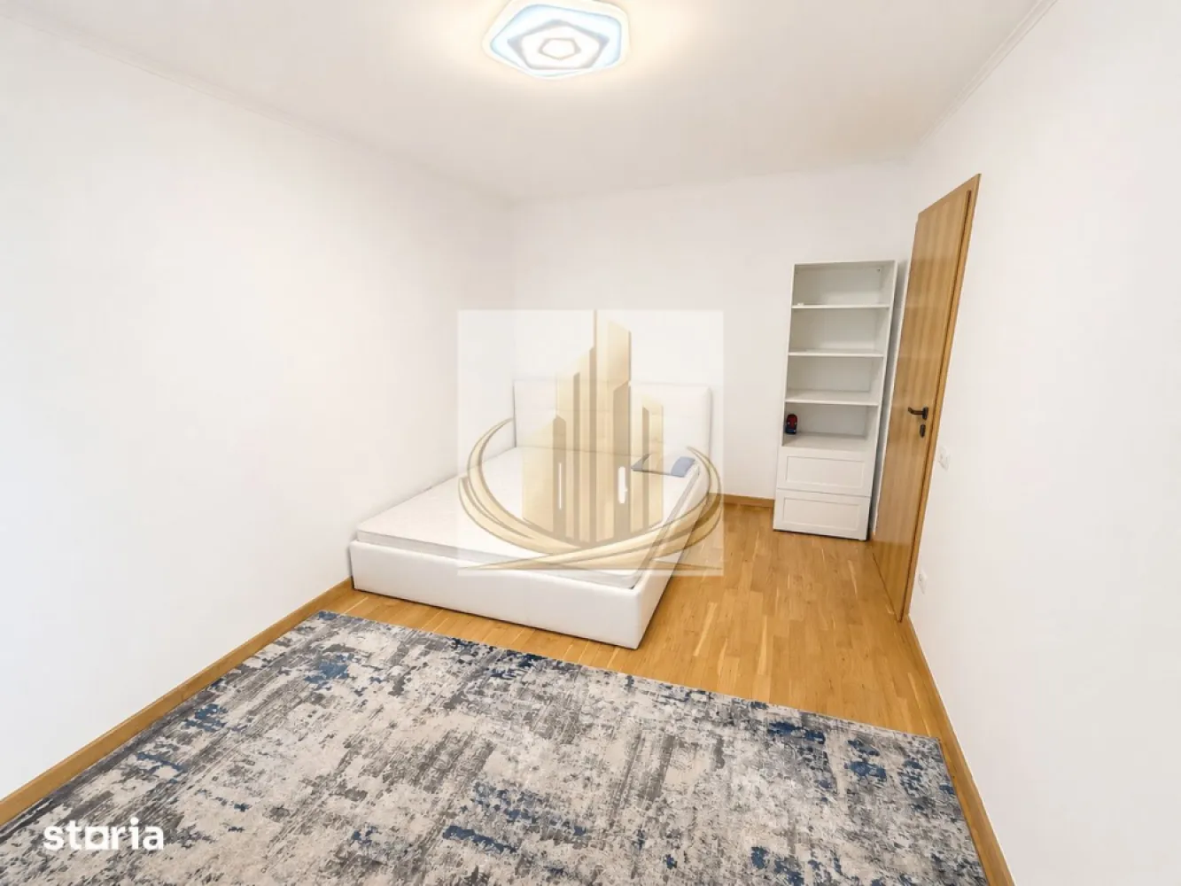 Duplex complet renovat | 154 mp | Panouri fotovoltaice | Dumbravita - Echipa Grand Mobilis Imobiliare vă propune spre vânzare o proprietate deosebită, situată într-una dintre cele mai apreciate zone din Dumbrăvița, ideală pentru familiile care își doresc confort, intimitate și acces rapid către toate facilitățile importante ale orașului.

Construită în anul 2008 și renovată complet în anul 2024, această locuință impresionează prin finisajele moderne, materialele de calitate și atenția acordată fiecărui detaliu. Proprietatea este pregătită pentru mutare imediată și se vinde complet mobilată și utilată.

Casa este dispusă pe Parter + Etaj + Mansardă, având o suprafață utilă de aproximativ 154 mp și un teren de 297 mp, oferind spațiu generos pentru întreaga familie.

Compartimentarea este practică și eficientă:

Parter:

living luminos cu zonă de dining;
bucătărie complet mobilată și utilată;
baie;
cameră tehnică;
hol;
garaj cu acces direct în locuință.

Etaj:

3 dormitoare;
2 băi;
2 dressinguri;
2 balcoane.

Mansardă:

spațiu multifuncțional ideal pentru birou, dormitor, hobby room sau cameră de relaxare;
spații suplimentare de depozitare.

Unul dintre punctele forte ale proprietății este terasa generoasă de aproximativ 30-35 mp, amenajată special pentru petrecerea timpului în aer liber alături de familie și prieteni. Curtea este frumos amenajată, beneficiind de gard viu matur care oferă intimitate, iluminat ambiental și multiple zone dedicate relaxării.

Totodată, proprietatea dispune de toate pregătirile necesare pentru amenajarea unei bucătării de vară, utilitățile fiind deja trase în zona curții.

Confortul este completat de numeroase dotări premium:

sistem fotovoltaic de 6,6 kW, cu costuri foarte reduse la energia electrică;
centrală Buderus;
aparate de climatizare Daikin pe toate nivelurile;
pardoseli din lemn masiv de stejar;
tâmplărie termoizolantă de calitate;
rulouri exterioare, atât electrice, cât și manuale, pentru un plus de confort, intimitate și protecție termică;
sistem de alarmă și supraveghere video;
poartă și ușă de garaj automatizate;
3 locuri de parcare (2 în curte și 1 în garaj).

În prezent, proprietatea dispune de fosă septică, însă există posibilitatea branșării la rețeaua de canalizare, infrastructura fiind deja disponibilă la stradă.

Poziționarea reprezintă un alt avantaj major. Casa este situată într-o zonă liniștită, exclusiv de case, dar foarte bine conectată, având în imediata apropiere:

școli și grădinițe;
magazine și supermarketuri;
restaurante și cafenele;
mijloace de transport în comun;
acces rapid către IKEA și zona Calea Aradului;
conexiuni facile către principalele puncte de interes ale orașului.

O proprietate care îmbină perfect confortul unei locuințe moderne, eficiența energetică și intimitatea unei case cu grădină, fiind alegerea ideală pentru o familie care își dorește să se bucure de spațiu, liniște și calitate. 

Pentru mai multe detalii sau programarea unei vizionari, echipa Grand Mobilis Imobiliare va sta la dispozitie! 
ID Intern: CP3127720