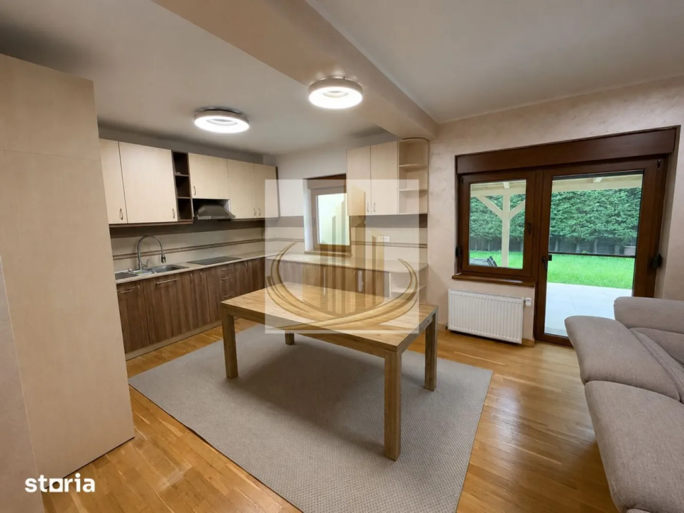 Duplex complet renovat | 154 mp | Panouri fotovoltaice | Dumbravita - Echipa Grand Mobilis Imobiliare vă propune spre vânzare o proprietate deosebită, situată într-una dintre cele mai apreciate zone din Dumbrăvița, ideală pentru familiile care își doresc confort, intimitate și acces rapid către toate facilitățile importante ale orașului.

Construită în anul 2008 și renovată complet în anul 2024, această locuință impresionează prin finisajele moderne, materialele de calitate și atenția acordată fiecărui detaliu. Proprietatea este pregătită pentru mutare imediată și se vinde complet mobilată și utilată.

Casa este dispusă pe Parter + Etaj + Mansardă, având o suprafață utilă de aproximativ 154 mp și un teren de 297 mp, oferind spațiu generos pentru întreaga familie.

Compartimentarea este practică și eficientă:

Parter:

living luminos cu zonă de dining;
bucătărie complet mobilată și utilată;
baie;
cameră tehnică;
hol;
garaj cu acces direct în locuință.

Etaj:

3 dormitoare;
2 băi;
2 dressinguri;
2 balcoane.

Mansardă:

spațiu multifuncțional ideal pentru birou, dormitor, hobby room sau cameră de relaxare;
spații suplimentare de depozitare.

Unul dintre punctele forte ale proprietății este terasa generoasă de aproximativ 30-35 mp, amenajată special pentru petrecerea timpului în aer liber alături de familie și prieteni. Curtea este frumos amenajată, beneficiind de gard viu matur care oferă intimitate, iluminat ambiental și multiple zone dedicate relaxării.

Totodată, proprietatea dispune de toate pregătirile necesare pentru amenajarea unei bucătării de vară, utilitățile fiind deja trase în zona curții.

Confortul este completat de numeroase dotări premium:

sistem fotovoltaic de 6,6 kW, cu costuri foarte reduse la energia electrică;
centrală Buderus;
aparate de climatizare Daikin pe toate nivelurile;
pardoseli din lemn masiv de stejar;
tâmplărie termoizolantă de calitate;
rulouri exterioare, atât electrice, cât și manuale, pentru un plus de confort, intimitate și protecție termică;
sistem de alarmă și supraveghere video;
poartă și ușă de garaj automatizate;
3 locuri de parcare (2 în curte și 1 în garaj).

În prezent, proprietatea dispune de fosă septică, însă există posibilitatea branșării la rețeaua de canalizare, infrastructura fiind deja disponibilă la stradă.

Poziționarea reprezintă un alt avantaj major. Casa este situată într-o zonă liniștită, exclusiv de case, dar foarte bine conectată, având în imediata apropiere:

școli și grădinițe;
magazine și supermarketuri;
restaurante și cafenele;
mijloace de transport în comun;
acces rapid către IKEA și zona Calea Aradului;
conexiuni facile către principalele puncte de interes ale orașului.

O proprietate care îmbină perfect confortul unei locuințe moderne, eficiența energetică și intimitatea unei case cu grădină, fiind alegerea ideală pentru o familie care își dorește să se bucure de spațiu, liniște și calitate. 

Pentru mai multe detalii sau programarea unei vizionari, echipa Grand Mobilis Imobiliare va sta la dispozitie! 
ID Intern: CP3127720