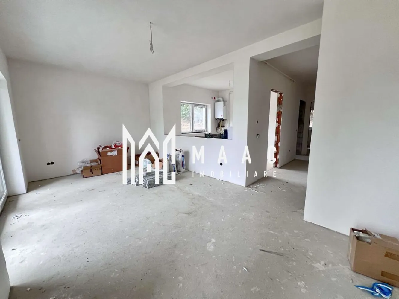 Apartament 2 Camere | Terasă 10 mp | Cartierul DaVinci - MAAC Imobiliare vă oferă spre vânzare un apartament modern cu 2 camere decomandate, situat în renumitul cartier DaVinci din Sibiu, într-o vilă cu doar 6 apartamente.

Caracteristici:
Suprafață utilă: 53 mp.
Terasă acoperită: 10 mp, finisată elegant cu granit și sticlă.
Etaj: Parter.
Compartimentare: decomandată.
Vedere panoramică, fără clădiri care să obtureze priveliștea.

Compartimentare și spații interioare:
Living luminos și generos.
Bucătărie separată.
Dormitor spațios.
Baie cu geam pentru aerisire naturală.

Dotări și finisaje:
Încălzire în pardoseală.
Centrală termică proprie.
Rulouri electrice montate în living.
Izolație exterioară cu vată bazaltică.
Fațadă finisată cu lemn siberian.
Predare la stadiul de alb, pregătit pentru personalizare după propriul gust.

Pentru mai multe detalii sau programarea unei vizionări, vă rugăm să ne contactați și să menționați ID-ul proprietății: CP3111591.
