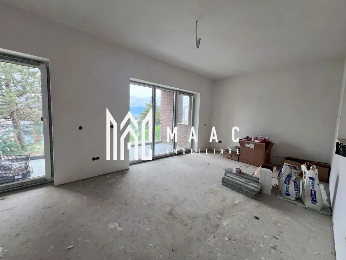Apartament 2 Camere | Terasă 10 mp | Cartierul DaVinci - MAAC Imobiliare vă oferă spre vânzare un apartament modern cu 2 camere decomandate, situat în renumitul cartier DaVinci din Sibiu, într-o vilă cu doar 6 apartamente.

Caracteristici:
Suprafață utilă: 53 mp.
Terasă acoperită: 10 mp, finisată elegant cu granit și sticlă.
Etaj: Parter.
Compartimentare: decomandată.
Vedere panoramică, fără clădiri care să obtureze priveliștea.

Compartimentare și spații interioare:
Living luminos și generos.
Bucătărie separată.
Dormitor spațios.
Baie cu geam pentru aerisire naturală.

Dotări și finisaje:
Încălzire în pardoseală.
Centrală termică proprie.
Rulouri electrice montate în living.
Izolație exterioară cu vată bazaltică.
Fațadă finisată cu lemn siberian.
Predare la stadiul de alb, pregătit pentru personalizare după propriul gust.

Pentru mai multe detalii sau programarea unei vizionări, vă rugăm să ne contactați și să menționați ID-ul proprietății: CP3111591.