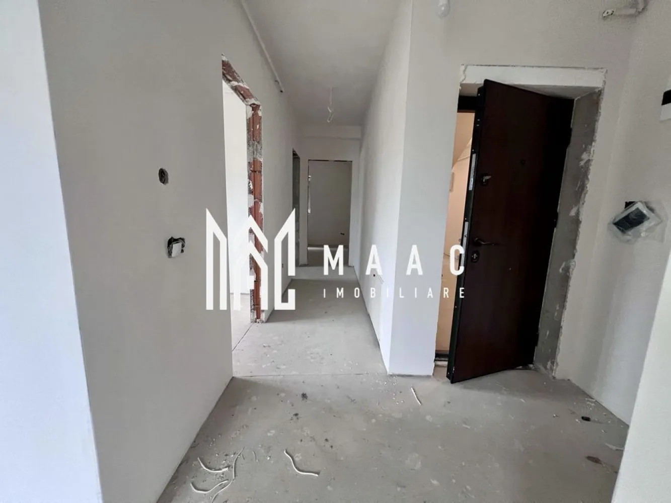 Apartament 2 Camere | Terasă 10 mp | Cartierul DaVinci - MAAC Imobiliare vă oferă spre vânzare un apartament modern cu 2 camere decomandate, situat în renumitul cartier DaVinci din Sibiu, într-o vilă cu doar 6 apartamente.

Caracteristici:
Suprafață utilă: 53 mp.
Terasă acoperită: 10 mp, finisată elegant cu granit și sticlă.
Etaj: Parter.
Compartimentare: decomandată.
Vedere panoramică, fără clădiri care să obtureze priveliștea.

Compartimentare și spații interioare:
Living luminos și generos.
Bucătărie separată.
Dormitor spațios.
Baie cu geam pentru aerisire naturală.

Dotări și finisaje:
Încălzire în pardoseală.
Centrală termică proprie.
Rulouri electrice montate în living.
Izolație exterioară cu vată bazaltică.
Fațadă finisată cu lemn siberian.
Predare la stadiul de alb, pregătit pentru personalizare după propriul gust.

Pentru mai multe detalii sau programarea unei vizionări, vă rugăm să ne contactați și să menționați ID-ul proprietății: CP3111591.