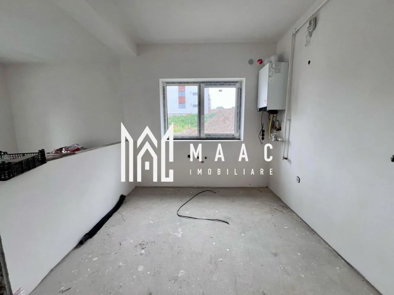 Apartament 2 Camere | Terasă 10 mp | Cartierul DaVinci - MAAC Imobiliare vă oferă spre vânzare un apartament modern cu 2 camere decomandate, situat în renumitul cartier DaVinci din Sibiu, într-o vilă cu doar 6 apartamente.

Caracteristici:
Suprafață utilă: 53 mp.
Terasă acoperită: 10 mp, finisată elegant cu granit și sticlă.
Etaj: Parter.
Compartimentare: decomandată.
Vedere panoramică, fără clădiri care să obtureze priveliștea.

Compartimentare și spații interioare:
Living luminos și generos.
Bucătărie separată.
Dormitor spațios.
Baie cu geam pentru aerisire naturală.

Dotări și finisaje:
Încălzire în pardoseală.
Centrală termică proprie.
Rulouri electrice montate în living.
Izolație exterioară cu vată bazaltică.
Fațadă finisată cu lemn siberian.
Predare la stadiul de alb, pregătit pentru personalizare după propriul gust.

Pentru mai multe detalii sau programarea unei vizionări, vă rugăm să ne contactați și să menționați ID-ul proprietății: CP3111591.
