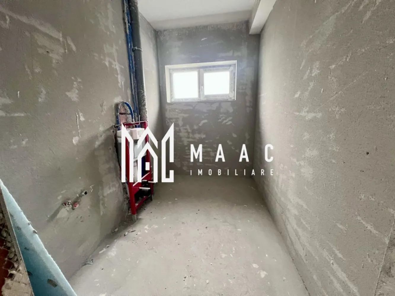 Apartament 2 Camere | Terasă 10 mp | Cartierul DaVinci - MAAC Imobiliare vă oferă spre vânzare un apartament modern cu 2 camere decomandate, situat în renumitul cartier DaVinci din Sibiu, într-o vilă cu doar 6 apartamente.

Caracteristici:
Suprafață utilă: 53 mp.
Terasă acoperită: 10 mp, finisată elegant cu granit și sticlă.
Etaj: Parter.
Compartimentare: decomandată.
Vedere panoramică, fără clădiri care să obtureze priveliștea.

Compartimentare și spații interioare:
Living luminos și generos.
Bucătărie separată.
Dormitor spațios.
Baie cu geam pentru aerisire naturală.

Dotări și finisaje:
Încălzire în pardoseală.
Centrală termică proprie.
Rulouri electrice montate în living.
Izolație exterioară cu vată bazaltică.
Fațadă finisată cu lemn siberian.
Predare la stadiul de alb, pregătit pentru personalizare după propriul gust.

Pentru mai multe detalii sau programarea unei vizionări, vă rugăm să ne contactați și să menționați ID-ul proprietății: CP3111591.