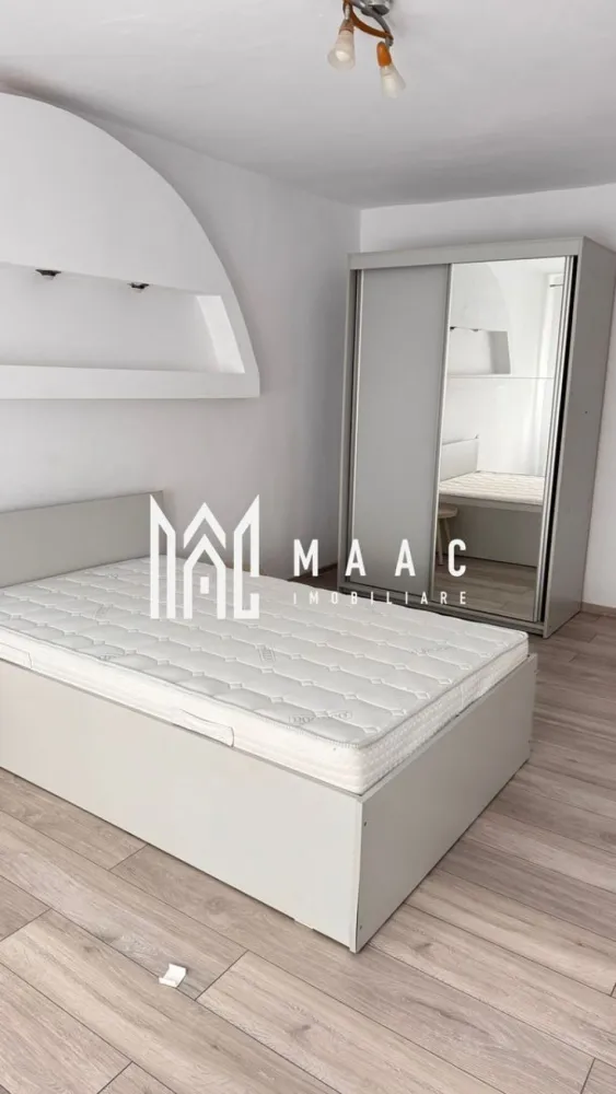 Apartament 2 camere | 59 mpu | Ostroveni | - MAAC Imobiliare vă propune spre vânzare un apartament situat pe Bulevardul Tineretului, în cartierul Ostroveni, într-o zonă apreciată pentru accesibilitate și confort urban. Proprietatea este amplasată la etajul 10 din 10, într-un bloc dotat cu lift renovat, oferind acces facil și un plus de confort pentru locatari.
Apartamentul beneficiază de centrală termică proprie, balcon închis și o poziționare excelentă, fiind ideal atât pentru locuit, cât și pentru investiție.
Caracteristici:
Apartament situat pe Bulevardul Tineretului
Zona Ostroveni
Bloc B5
Etaj 10 din 10
Bloc cu lift renovat
Acoperiș
Balcon închis
Centrală termică proprie
Ideal pentru locuit sau investiție
Compartimentare:
Camere luminoase
Bucătărie
Baie
Hol
Balcon închis
Dotări:
Centrală termică proprie
Lift renovat
Balcon închis
Spații bine organizate
Locuință luminoasă și confortabilă
Avantaje:
Zonă foarte bine conectată
Acces rapid către:
Magazine
Piață
Școli și grădinițe
Farmacii
Mijloace de transport
Priveliște deschisă asupra orașului
Costuri eficiente de întreținere
Ideal pentru familie sau investiție
Pentru mai multe informații și programarea unei vizionări, echipa MAAC Imobiliare vă stă la dispoziție.ID 3122544