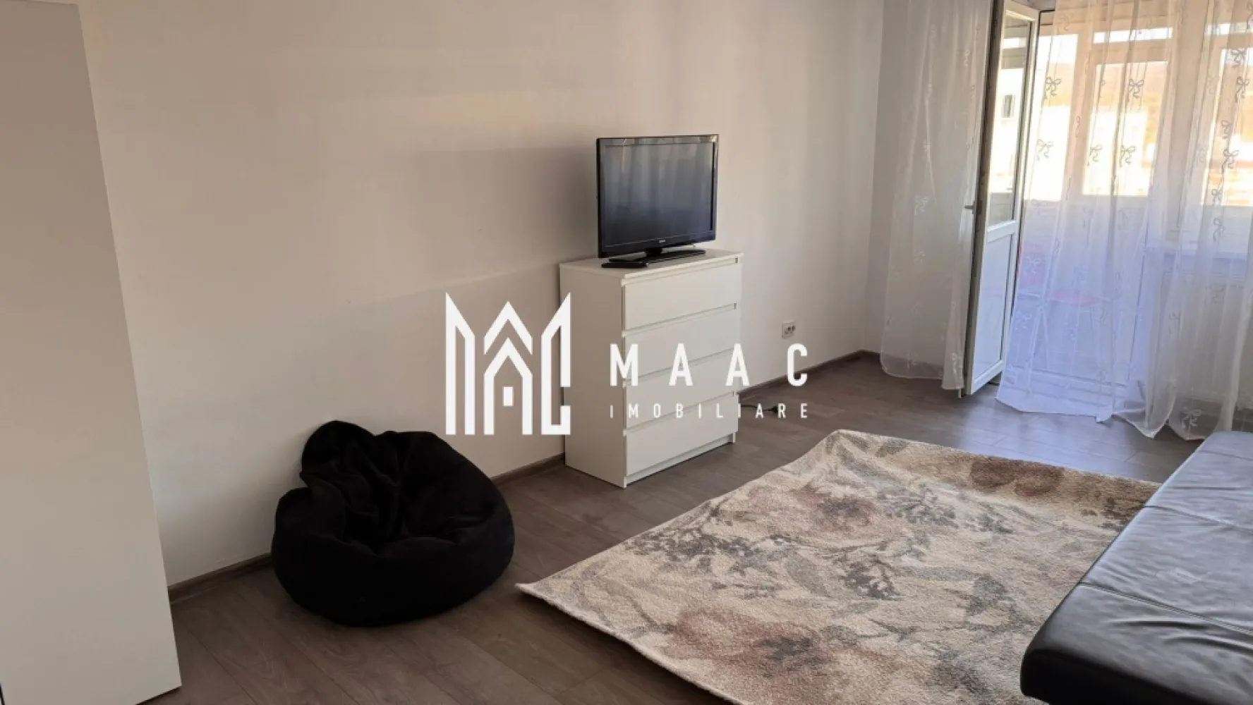 Apartament 2 camere | 59 mpu | Ostroveni | - MAAC Imobiliare vă propune spre vânzare un apartament situat pe Bulevardul Tineretului, în cartierul Ostroveni, într-o zonă apreciată pentru accesibilitate și confort urban. Proprietatea este amplasată la etajul 10 din 10, într-un bloc dotat cu lift renovat, oferind acces facil și un plus de confort pentru locatari.
Apartamentul beneficiază de centrală termică proprie, balcon închis și o poziționare excelentă, fiind ideal atât pentru locuit, cât și pentru investiție.
Caracteristici:
Apartament situat pe Bulevardul Tineretului
Zona Ostroveni
Bloc B5
Etaj 10 din 10
Bloc cu lift renovat
Acoperiș
Balcon închis
Centrală termică proprie
Ideal pentru locuit sau investiție
Compartimentare:
Camere luminoase
Bucătărie
Baie
Hol
Balcon închis
Dotări:
Centrală termică proprie
Lift renovat
Balcon închis
Spații bine organizate
Locuință luminoasă și confortabilă
Avantaje:
Zonă foarte bine conectată
Acces rapid către:
Magazine
Piață
Școli și grădinițe
Farmacii
Mijloace de transport
Priveliște deschisă asupra orașului
Costuri eficiente de întreținere
Ideal pentru familie sau investiție
Pentru mai multe informații și programarea unei vizionări, echipa MAAC Imobiliare vă stă la dispoziție.ID 3122544