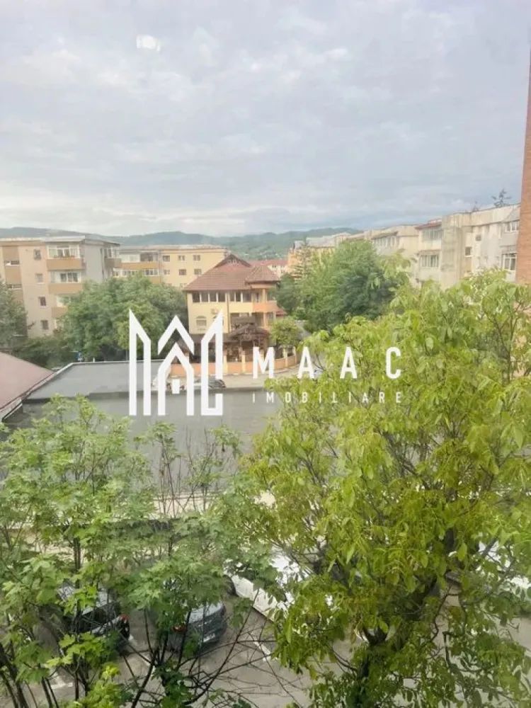 Apartament 2 camere | Etaj 3 | 45 mp | - MAAC Imobiliare vă propune spre vânzare un apartament cu 2 camere, situat în zona Traian, peste drum de Hanul Haiducilor, într-o locație apreciată pentru accesibilitate și apropierea de principalele puncte de interes ale orașului. Proprietatea reprezintă o oportunitate excelentă pentru cei care își doresc să își amenajeze locuința după propriul stil sau pentru investitorii aflați în căutarea unui apartament cu potențial.
Apartamentul beneficiază de orientare către răsărit, oferind lumină naturală din abundență și un ambient plăcut pe tot parcursul zilei.
Caracteristici:
Apartament cu 2 camere
Situat în zona Traian
Peste drum de Hanul Haiducilor
Bloc reabilitat termic
Orientare estică
Apartament luminos și călduros
Ideal pentru locuit sau investiție
Compartimentare:
Living
Dormitor
Bucătărie
Baie
Hol
Dotări și beneficii:
Bloc termoizolat
Coloane trase pentru gigacalorimetru
Luminozitate naturală foarte bună
Compartimentare practică
Posibilitate de amenajare după propriile preferințe
Avantaje:
Zonă bine conectată
Aproape de magazine, școli și mijloace de transport
Orientare către răsărit
Costuri eficiente de întreținere datorită reabilitării termice
Ideal pentru personalizare completă
Potrivit pentru investiție și închiriere
Apartamentul necesită renovare, oferind viitorului proprietar libertatea de a-l amenaja exact după propriul gust și nevoi.
Pentru mai multe informații și programarea unei vizionări, echipa MAAC Imobiliare vă stă la dispoziție. ID 312847