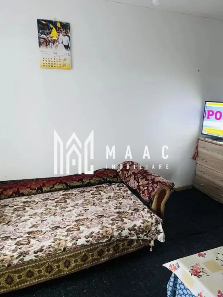 Apartament 2 camere | Etaj 3 | 45 mp | - MAAC Imobiliare vă propune spre vânzare un apartament cu 2 camere, situat în zona Traian, peste drum de Hanul Haiducilor, într-o locație apreciată pentru accesibilitate și apropierea de principalele puncte de interes ale orașului. Proprietatea reprezintă o oportunitate excelentă pentru cei care își doresc să își amenajeze locuința după propriul stil sau pentru investitorii aflați în căutarea unui apartament cu potențial.
Apartamentul beneficiază de orientare către răsărit, oferind lumină naturală din abundență și un ambient plăcut pe tot parcursul zilei.
Caracteristici:
Apartament cu 2 camere
Situat în zona Traian
Peste drum de Hanul Haiducilor
Bloc reabilitat termic
Orientare estică
Apartament luminos și călduros
Ideal pentru locuit sau investiție
Compartimentare:
Living
Dormitor
Bucătărie
Baie
Hol
Dotări și beneficii:
Bloc termoizolat
Coloane trase pentru gigacalorimetru
Luminozitate naturală foarte bună
Compartimentare practică
Posibilitate de amenajare după propriile preferințe
Avantaje:
Zonă bine conectată
Aproape de magazine, școli și mijloace de transport
Orientare către răsărit
Costuri eficiente de întreținere datorită reabilitării termice
Ideal pentru personalizare completă
Potrivit pentru investiție și închiriere
Apartamentul necesită renovare, oferind viitorului proprietar libertatea de a-l amenaja exact după propriul gust și nevoi.
Pentru mai multe informații și programarea unei vizionări, echipa MAAC Imobiliare vă stă la dispoziție. ID 312847