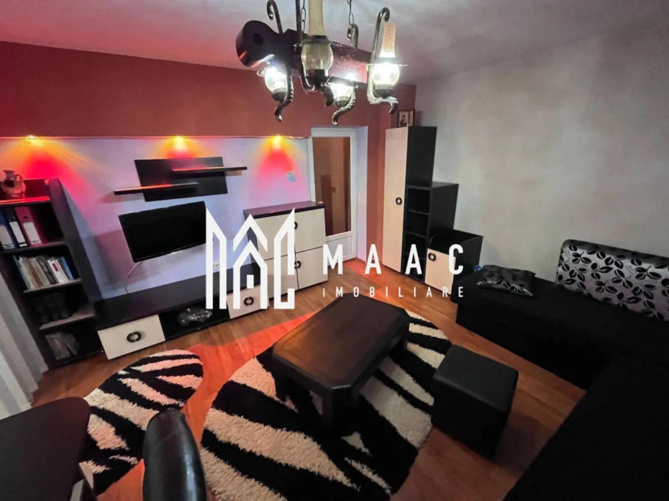 Apartament 2 camere + boxă | 69,75 mp | posibilitate plata rate | - MAAC Imobiliare vă propune spre vânzare un apartament spațios cu 2 camere, situat în zona Cetățuie – Stația de Călimănești, la etajul 3 al unui bloc recepționat în anul 1992. Proprietatea se remarcă prin suprafața generoasă, orientarea excelentă și costurile reduse de întreținere, fiind o alegere ideală atât pentru locuit, cât și pentru investiție.
Caracteristici:
Apartament cu 2 camere
Etaj 3
Bloc construit în anul 1992
Suprafață totală: 69,75 mp
Orientare sud-vest
Apartament luminos și eficient termic
Priveliște către Calea lui Traian
Compartimentare:
Suprafață utilă apartament: 58 mp
Balcon închis: 11,75 mp
Boxă la subsol: 5,26 mp
Living generos
Dormitor spațios
Bucătărie separată
Baie
Hol de acces
Dotări:
Instalație electrică refăcută
Ferestre termopan cu sticlă reflexivă
Aer condiționat
Încălzire centralizată prin CET
Gigacalorimetre individuale
Balcon închis
Apartament modernizat
Casă a scării foarte bine întreținută
Avantaje:
Orientare sud-vest, ce oferă lumină naturală pe tot parcursul zilei
Costuri reduse de întreținere
Confort fonic ridicat datorită tâmplăriei performante
Locuri de parcare disponibile în imediata apropiere
Posibilitate de achiziție complet mobilat și utilat, parțial mobilat sau nemobilat
Boxă inclusă în proprietate
Facilități suplimentare:
Posibilitate de achiziționare separată a unui garaj din beton cu suprafața de 17,65 mp, situat sub bloc
Se acceptă plata în rate direct la proprietar, pe o perioadă de până la 12 luni, în condiții stabilite de comun acord
Vizionările se realizează exclusiv pe bază de programare prealabilă
Această proprietate reprezintă o oportunitate excelentă pentru cei care caută un apartament spațios, bine întreținut și amplasat într-o zonă apreciată a municipiului Râmnicu Vâlcea.
Pentru mai multe informatii sau pentu a programa o vizionare va rugam sa specificati ID3126869