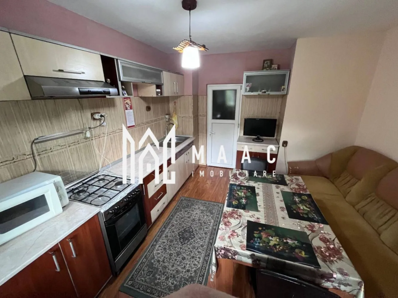 Apartament 2 camere + boxă | 69,75 mp | posibilitate plata rate | - MAAC Imobiliare vă propune spre vânzare un apartament spațios cu 2 camere, situat în zona Cetățuie – Stația de Călimănești, la etajul 3 al unui bloc recepționat în anul 1992. Proprietatea se remarcă prin suprafața generoasă, orientarea excelentă și costurile reduse de întreținere, fiind o alegere ideală atât pentru locuit, cât și pentru investiție.
Caracteristici:
Apartament cu 2 camere
Etaj 3
Bloc construit în anul 1992
Suprafață totală: 69,75 mp
Orientare sud-vest
Apartament luminos și eficient termic
Priveliște către Calea lui Traian
Compartimentare:
Suprafață utilă apartament: 58 mp
Balcon închis: 11,75 mp
Boxă la subsol: 5,26 mp
Living generos
Dormitor spațios
Bucătărie separată
Baie
Hol de acces
Dotări:
Instalație electrică refăcută
Ferestre termopan cu sticlă reflexivă
Aer condiționat
Încălzire centralizată prin CET
Gigacalorimetre individuale
Balcon închis
Apartament modernizat
Casă a scării foarte bine întreținută
Avantaje:
Orientare sud-vest, ce oferă lumină naturală pe tot parcursul zilei
Costuri reduse de întreținere
Confort fonic ridicat datorită tâmplăriei performante
Locuri de parcare disponibile în imediata apropiere
Posibilitate de achiziție complet mobilat și utilat, parțial mobilat sau nemobilat
Boxă inclusă în proprietate
Facilități suplimentare:
Posibilitate de achiziționare separată a unui garaj din beton cu suprafața de 17,65 mp, situat sub bloc
Se acceptă plata în rate direct la proprietar, pe o perioadă de până la 12 luni, în condiții stabilite de comun acord
Vizionările se realizează exclusiv pe bază de programare prealabilă
Această proprietate reprezintă o oportunitate excelentă pentru cei care caută un apartament spațios, bine întreținut și amplasat într-o zonă apreciată a municipiului Râmnicu Vâlcea.
Pentru mai multe informatii sau pentu a programa o vizionare va rugam sa specificati ID3126869