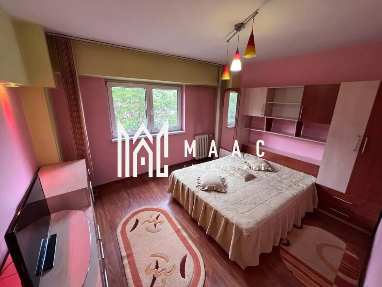 Apartament 2 camere + boxă | 69,75 mp | posibilitate plata rate | - MAAC Imobiliare vă propune spre vânzare un apartament spațios cu 2 camere, situat în zona Cetățuie – Stația de Călimănești, la etajul 3 al unui bloc recepționat în anul 1992. Proprietatea se remarcă prin suprafața generoasă, orientarea excelentă și costurile reduse de întreținere, fiind o alegere ideală atât pentru locuit, cât și pentru investiție.
Caracteristici:
Apartament cu 2 camere
Etaj 3
Bloc construit în anul 1992
Suprafață totală: 69,75 mp
Orientare sud-vest
Apartament luminos și eficient termic
Priveliște către Calea lui Traian
Compartimentare:
Suprafață utilă apartament: 58 mp
Balcon închis: 11,75 mp
Boxă la subsol: 5,26 mp
Living generos
Dormitor spațios
Bucătărie separată
Baie
Hol de acces
Dotări:
Instalație electrică refăcută
Ferestre termopan cu sticlă reflexivă
Aer condiționat
Încălzire centralizată prin CET
Gigacalorimetre individuale
Balcon închis
Apartament modernizat
Casă a scării foarte bine întreținută
Avantaje:
Orientare sud-vest, ce oferă lumină naturală pe tot parcursul zilei
Costuri reduse de întreținere
Confort fonic ridicat datorită tâmplăriei performante
Locuri de parcare disponibile în imediata apropiere
Posibilitate de achiziție complet mobilat și utilat, parțial mobilat sau nemobilat
Boxă inclusă în proprietate
Facilități suplimentare:
Posibilitate de achiziționare separată a unui garaj din beton cu suprafața de 17,65 mp, situat sub bloc
Se acceptă plata în rate direct la proprietar, pe o perioadă de până la 12 luni, în condiții stabilite de comun acord
Vizionările se realizează exclusiv pe bază de programare prealabilă
Această proprietate reprezintă o oportunitate excelentă pentru cei care caută un apartament spațios, bine întreținut și amplasat într-o zonă apreciată a municipiului Râmnicu Vâlcea.
Pentru mai multe informatii sau pentu a programa o vizionare va rugam sa specificati ID3126869