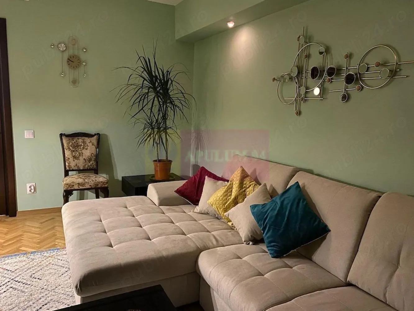 Apartament elegant renovat 3 camere , Sos. Nicolae Titulescu - Agentia Imobiliara Apulum 94, va ofera spre vanzare,

Apartament Elegant, Renovat 3 Camere lângă Piața Victoriei

La coborârea din scară se află stația de tramvai.

Apartament 3 camere | 73 mp | Șoseaua Nicolae Titulescu | Etaj 9 | Bloc 1981 | Reabilitat termic | 250.000 

Vă prezentăm un apartament deosebit cu 3 camere, situat pe una dintre cele mai apreciate artere ale Capitalei Șoseaua Nicolae Titulescu, într-un imobil solid construit în anul 1981 și reabilitat termic.

Cu o suprafață totală de 73 mp, apartamentul se află la etajul 9 și beneficiază de lumină naturală pe tot parcursul zilei, priveliști deschise asupra orașului și o atmosferă elegantă, greu de regăsit în apartamentele renovate în stil modern standard.

Locuința a fost renovată cu atenție la detalii și materiale de calitate superioară.

Parchet din stejar masiv.

Uși interioare din lemn masiv de nuc.

Tâmplărie premium din lemn cu geam termopan.

Aer condiționat în fiecare cameră.

Finisaje atent alese și întreținute impecabil.

Bucătărie funcțională și spațioasă.

Baie complet renovată.

Spații de depozitare generoase.

Apartament aflat într-o stare excelentă, gata de mutare.

Compartimentarea este practică și echilibrată.

Living luminos și primitor.

Două dormitoare confortabile.

Bucătărie separată.

Baie.

Debara și cămară.

Balcon.

Poziționarea reprezintă unul dintre cele mai importante avantaje ale proprietății. În imediata apropiere se află Piața Victoriei, Gara de Nord, stații de metrou și transport public, școli, grădinițe, restaurante, cafenele, centre medicale și clădiri de birouri.

Locuința este ideală atât pentru rezidență, cât și pentru investiție, într-una dintre cele mai căutate și stabile zone ale Bucureștiului.

Preț: 250.000 Euro