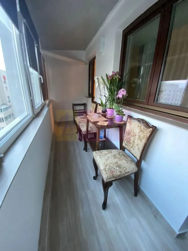 Apartament elegant renovat 3 camere , Sos. Nicolae Titulescu - Agentia Imobiliara Apulum 94, va ofera spre vanzare,

Apartament Elegant, Renovat 3 Camere lângă Piața Victoriei

La coborârea din scară se află stația de tramvai.

Apartament 3 camere | 73 mp | Șoseaua Nicolae Titulescu | Etaj 9 | Bloc 1981 | Reabilitat termic | 250.000 

Vă prezentăm un apartament deosebit cu 3 camere, situat pe una dintre cele mai apreciate artere ale Capitalei Șoseaua Nicolae Titulescu, într-un imobil solid construit în anul 1981 și reabilitat termic.

Cu o suprafață totală de 73 mp, apartamentul se află la etajul 9 și beneficiază de lumină naturală pe tot parcursul zilei, priveliști deschise asupra orașului și o atmosferă elegantă, greu de regăsit în apartamentele renovate în stil modern standard.

Locuința a fost renovată cu atenție la detalii și materiale de calitate superioară.

Parchet din stejar masiv.

Uși interioare din lemn masiv de nuc.

Tâmplărie premium din lemn cu geam termopan.

Aer condiționat în fiecare cameră.

Finisaje atent alese și întreținute impecabil.

Bucătărie funcțională și spațioasă.

Baie complet renovată.

Spații de depozitare generoase.

Apartament aflat într-o stare excelentă, gata de mutare.

Compartimentarea este practică și echilibrată.

Living luminos și primitor.

Două dormitoare confortabile.

Bucătărie separată.

Baie.

Debara și cămară.

Balcon.

Poziționarea reprezintă unul dintre cele mai importante avantaje ale proprietății. În imediata apropiere se află Piața Victoriei, Gara de Nord, stații de metrou și transport public, școli, grădinițe, restaurante, cafenele, centre medicale și clădiri de birouri.

Locuința este ideală atât pentru rezidență, cât și pentru investiție, într-una dintre cele mai căutate și stabile zone ale Bucureștiului.

Preț: 250.000 Euro