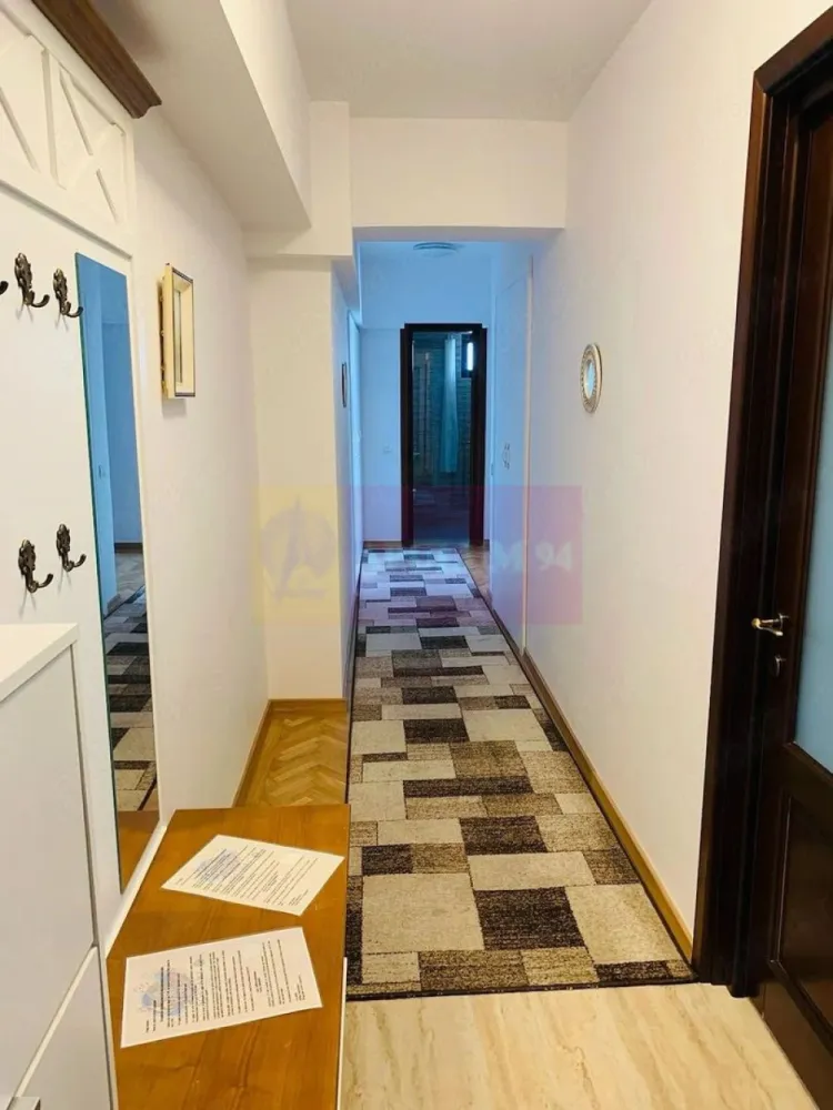 Apartament elegant renovat 3 camere , Sos. Nicolae Titulescu - Agentia Imobiliara Apulum 94, va ofera spre vanzare,

Apartament Elegant, Renovat 3 Camere lângă Piața Victoriei

La coborârea din scară se află stația de tramvai.

Apartament 3 camere | 73 mp | Șoseaua Nicolae Titulescu | Etaj 9 | Bloc 1981 | Reabilitat termic | 250.000 

Vă prezentăm un apartament deosebit cu 3 camere, situat pe una dintre cele mai apreciate artere ale Capitalei Șoseaua Nicolae Titulescu, într-un imobil solid construit în anul 1981 și reabilitat termic.

Cu o suprafață totală de 73 mp, apartamentul se află la etajul 9 și beneficiază de lumină naturală pe tot parcursul zilei, priveliști deschise asupra orașului și o atmosferă elegantă, greu de regăsit în apartamentele renovate în stil modern standard.

Locuința a fost renovată cu atenție la detalii și materiale de calitate superioară.

Parchet din stejar masiv.

Uși interioare din lemn masiv de nuc.

Tâmplărie premium din lemn cu geam termopan.

Aer condiționat în fiecare cameră.

Finisaje atent alese și întreținute impecabil.

Bucătărie funcțională și spațioasă.

Baie complet renovată.

Spații de depozitare generoase.

Apartament aflat într-o stare excelentă, gata de mutare.

Compartimentarea este practică și echilibrată.

Living luminos și primitor.

Două dormitoare confortabile.

Bucătărie separată.

Baie.

Debara și cămară.

Balcon.

Poziționarea reprezintă unul dintre cele mai importante avantaje ale proprietății. În imediata apropiere se află Piața Victoriei, Gara de Nord, stații de metrou și transport public, școli, grădinițe, restaurante, cafenele, centre medicale și clădiri de birouri.

Locuința este ideală atât pentru rezidență, cât și pentru investiție, într-una dintre cele mai căutate și stabile zone ale Bucureștiului.

Preț: 250.000 Euro